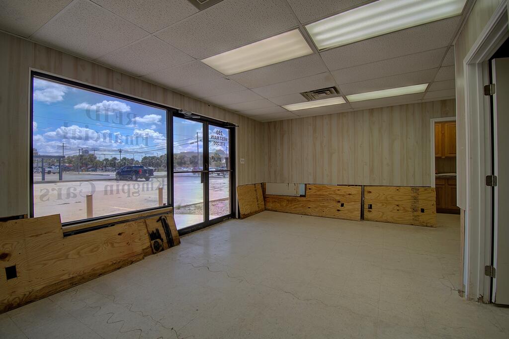 250 #200 W Main St Property Photo 3