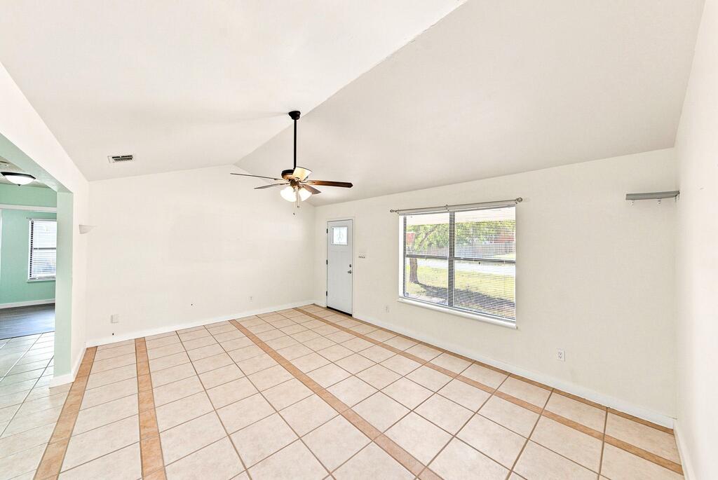 105 S Riverpark Dr Property Photo 8