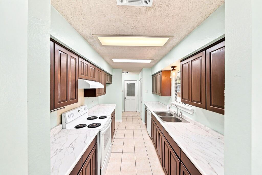 105 S Riverpark Dr Property Photo 13
