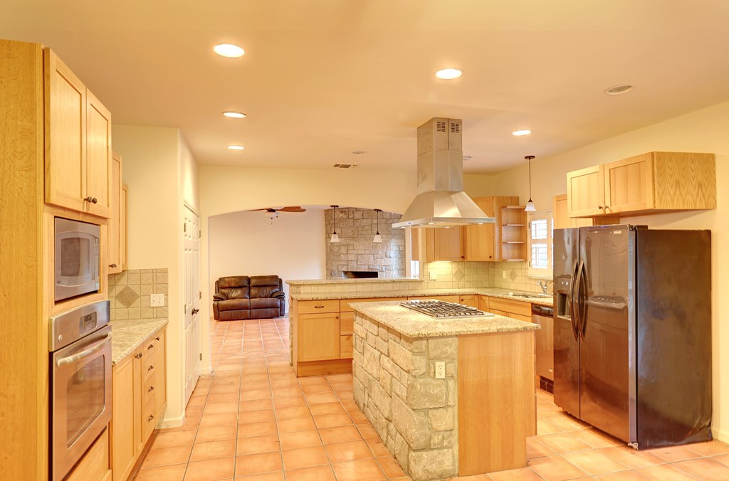 203 Rim Rock Circle W Property Photo 12