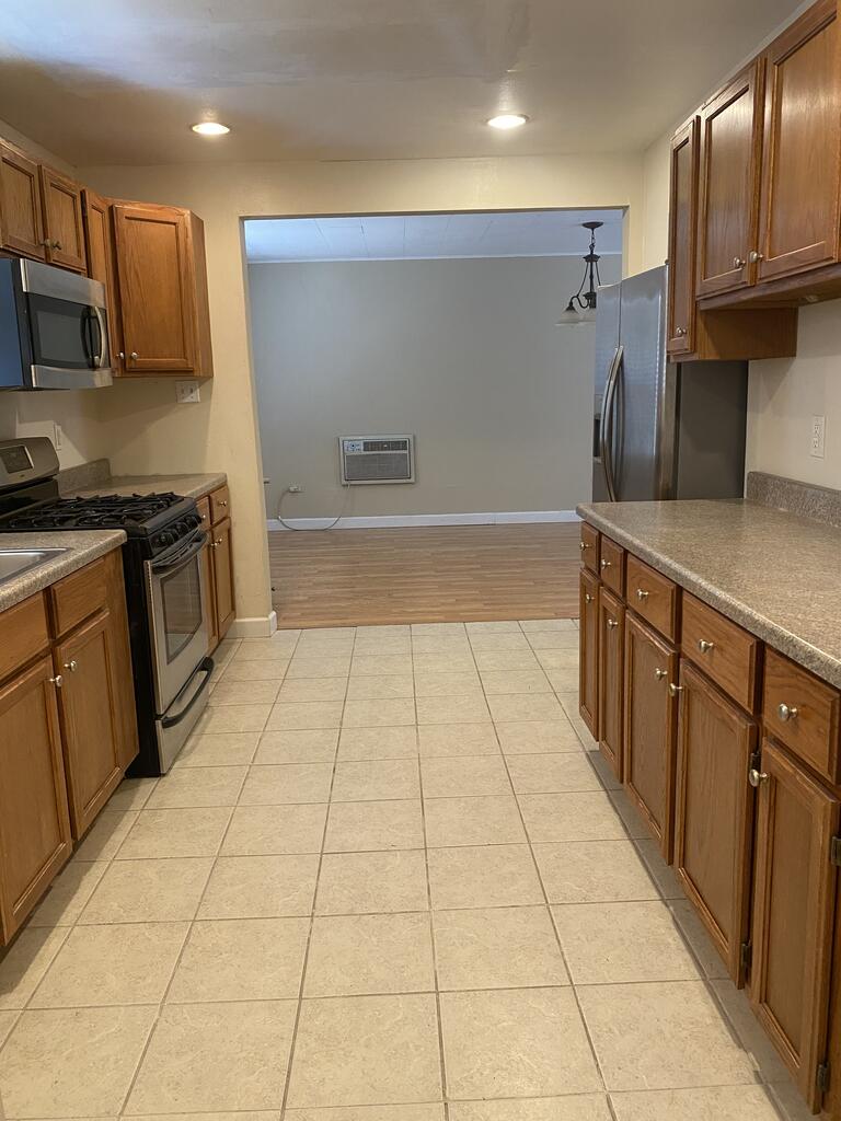 851 Tivy St Property Photo 5