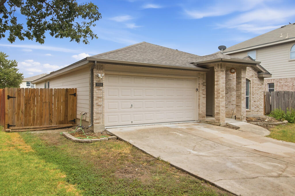 9914 Mustang Isle Property Photo 2
