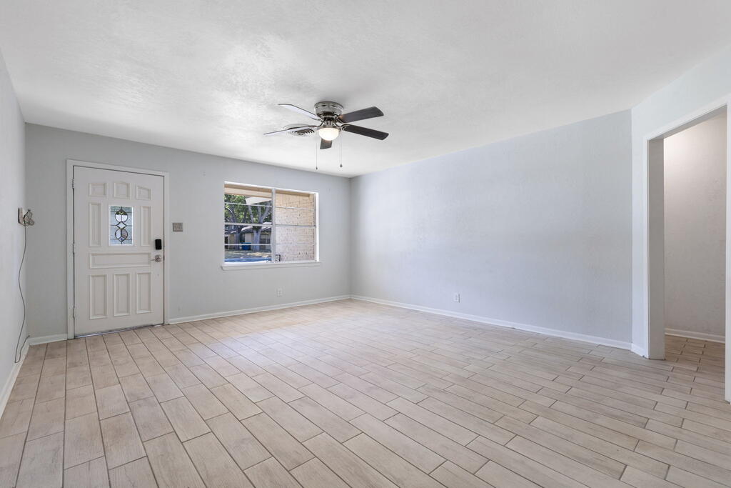 1107 Donna Kay Dr Property Photo 4