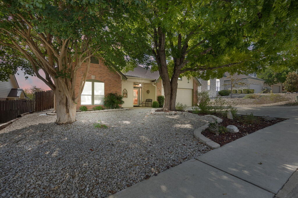 707 Oak Hollow Dr Property Photo 1
