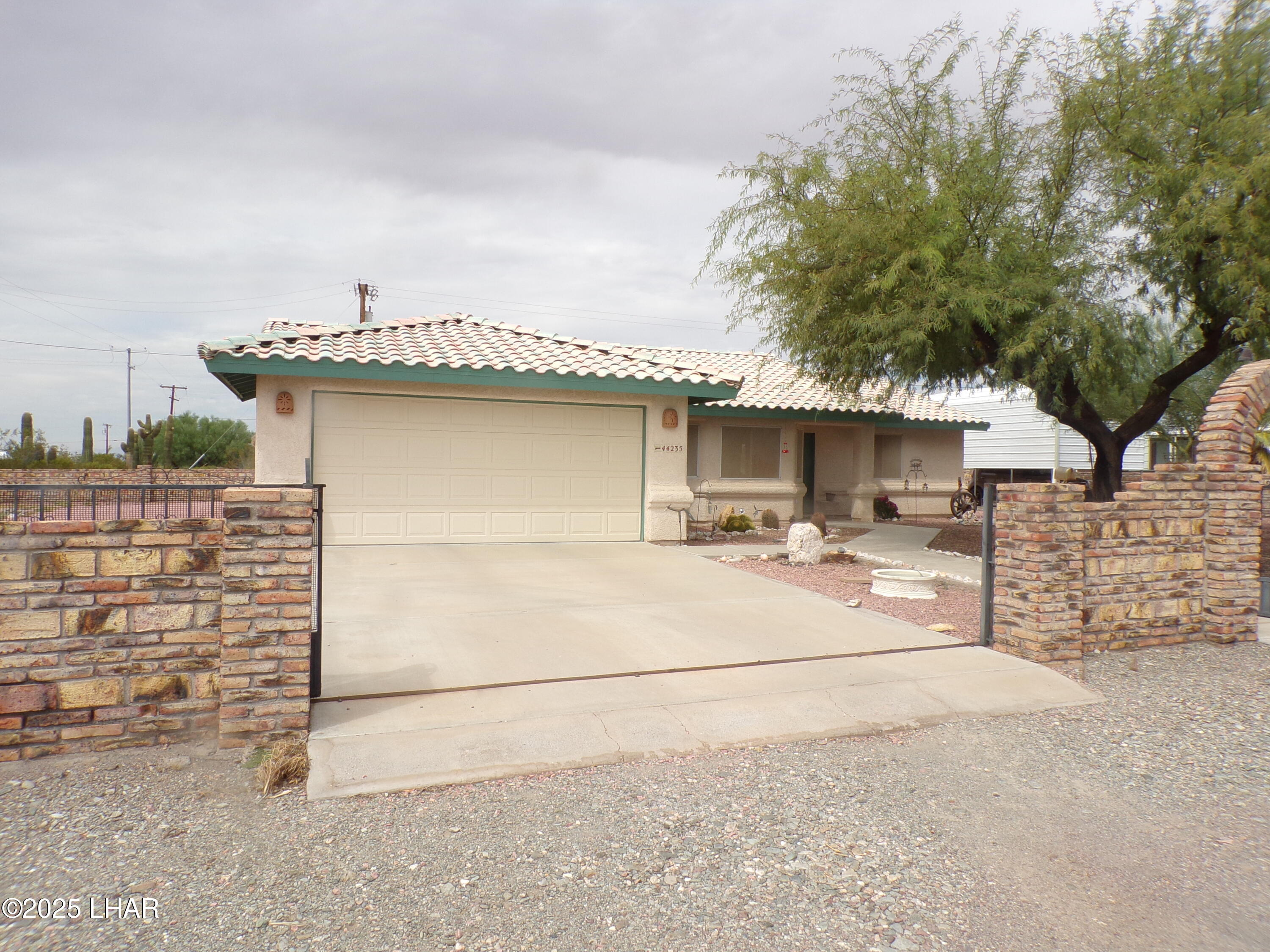 44235 Olive St Property Photo