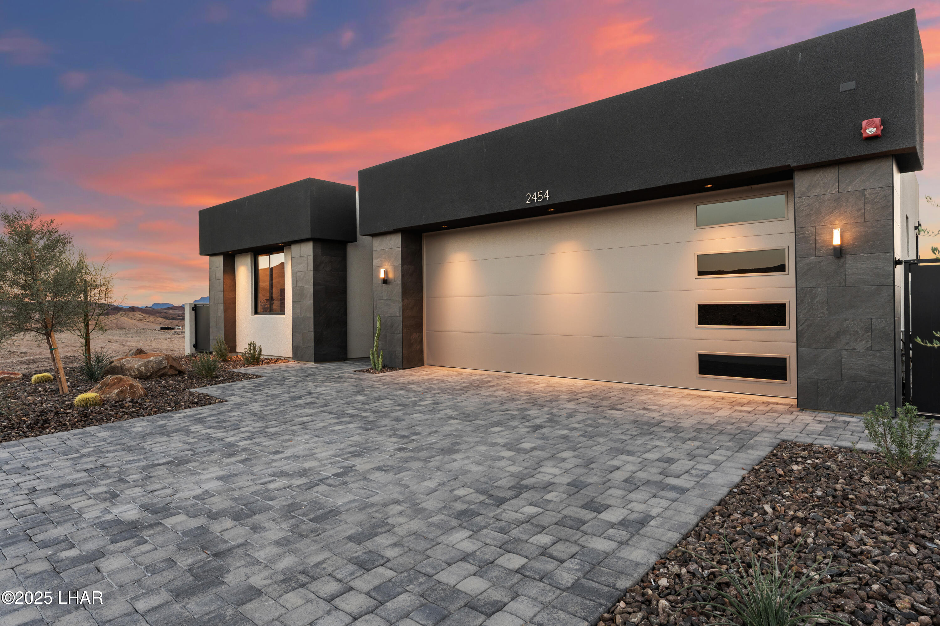 2454 Sunset Rdg Ct E Property Photo 2