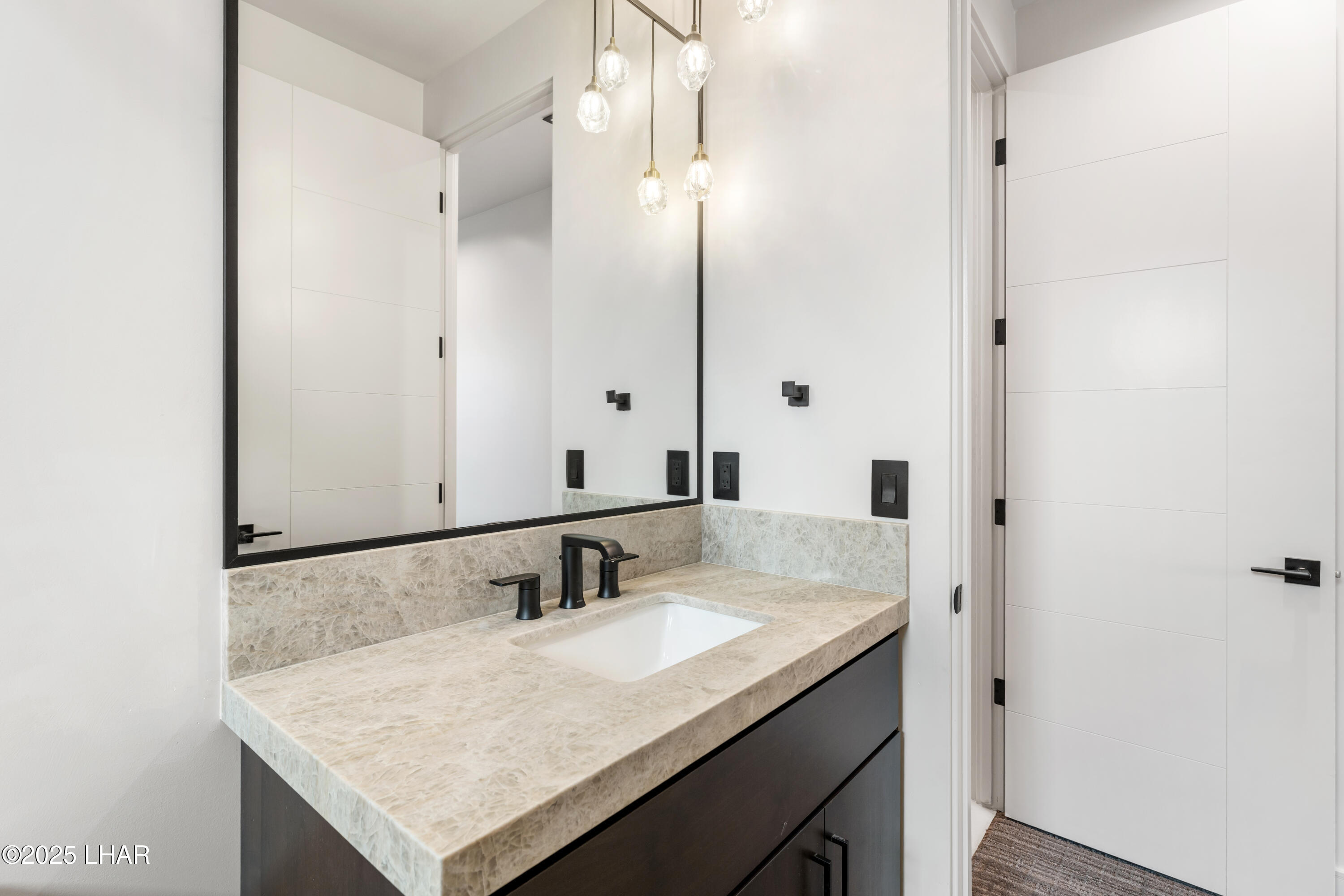 2454 Sunset Rdg Ct E Property Photo 27