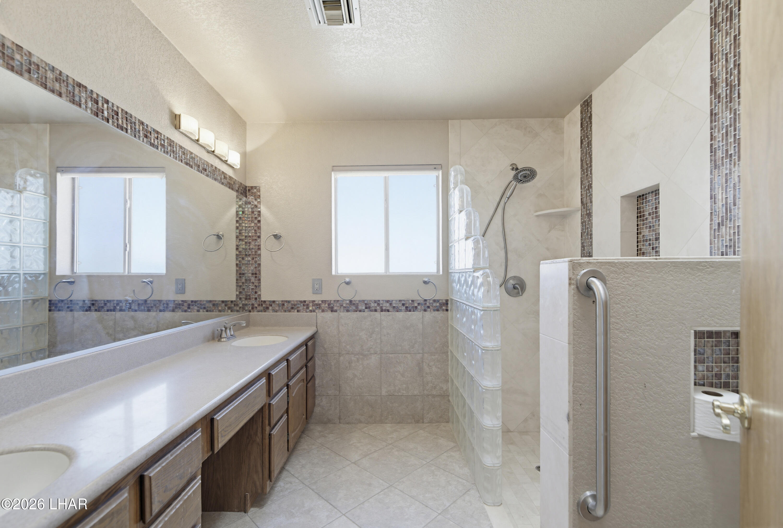 2285 Hillside Dr Property Photo 3