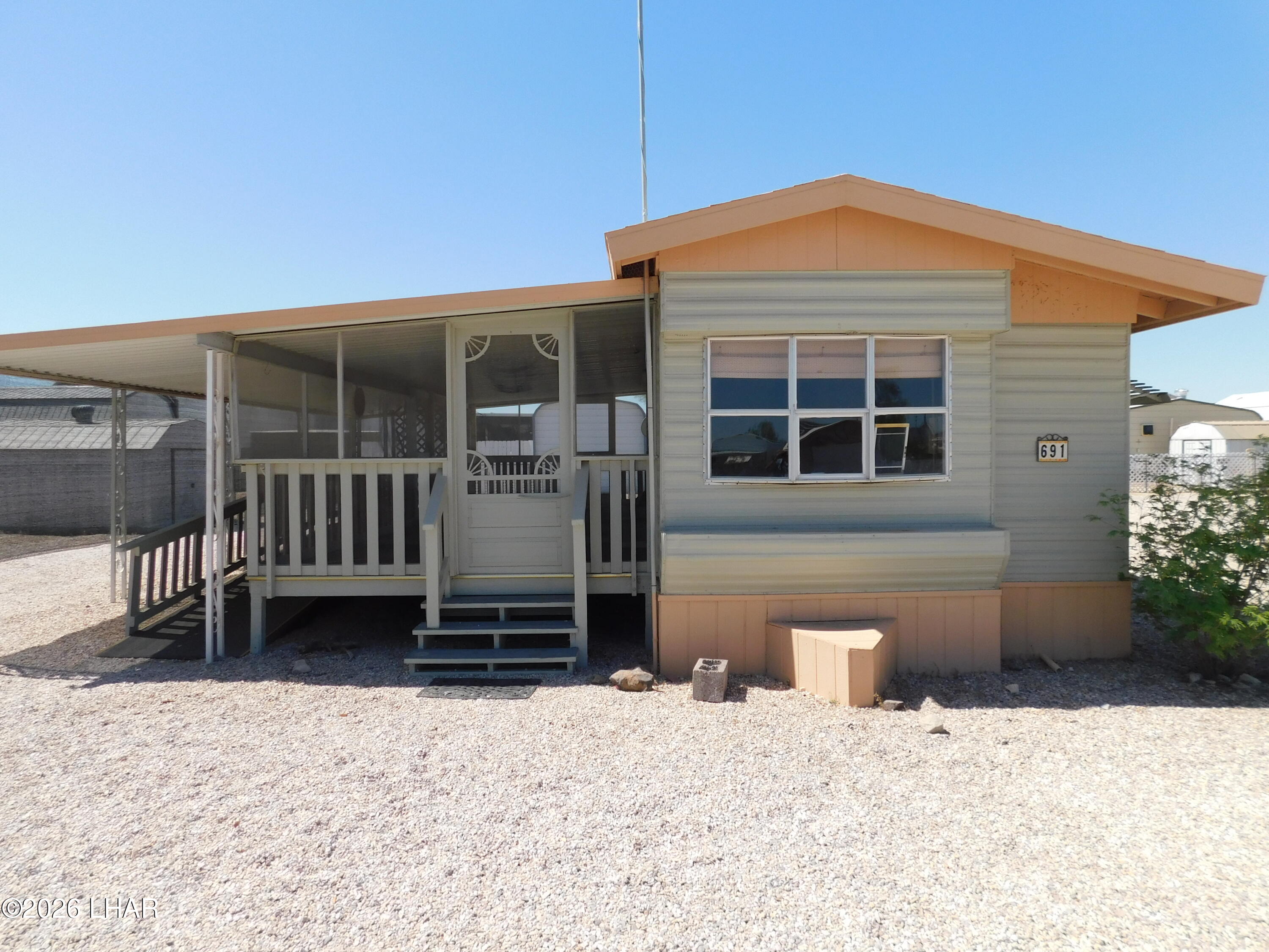 691 W Comanche Dr Property Photo 8