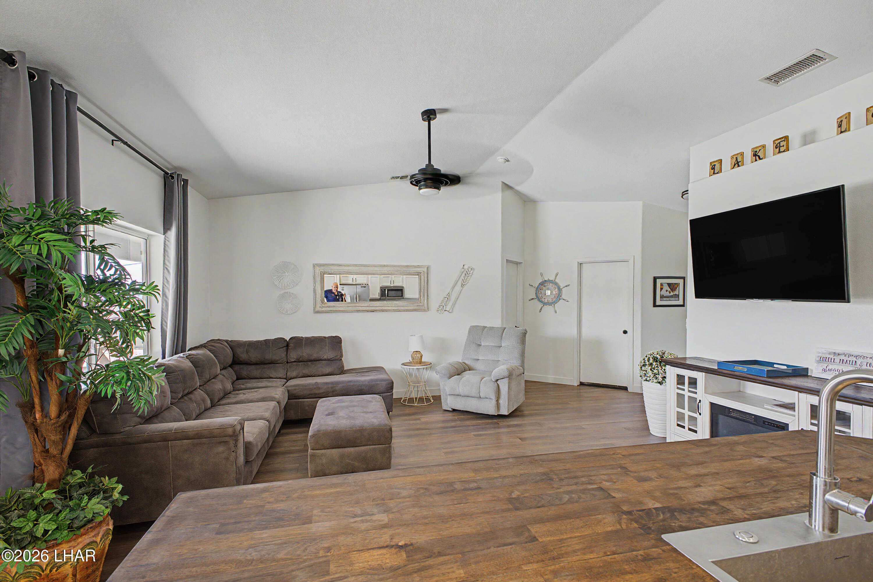 3696 Chesapeake Blvd Property Photo 4