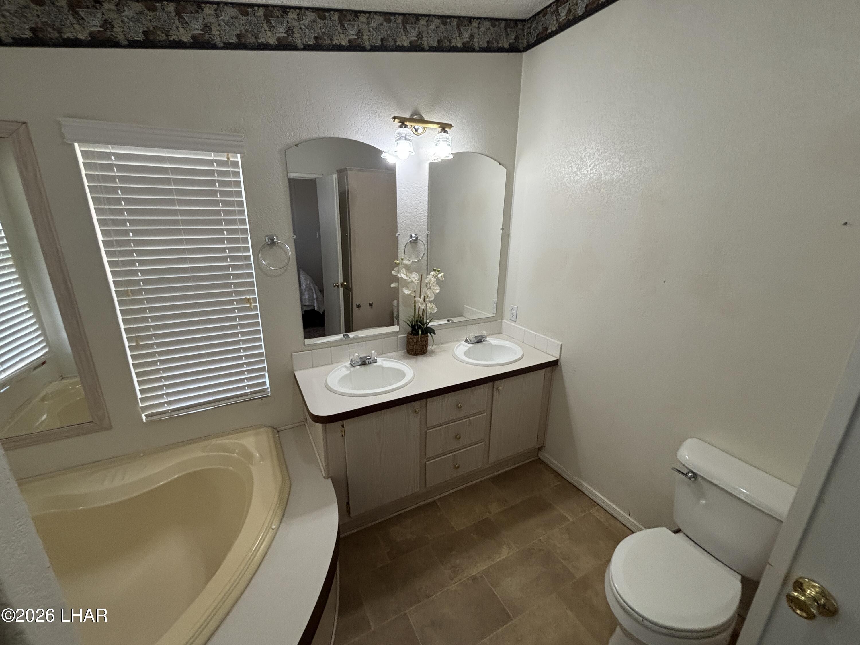 2560 James Dr Property Photo 18