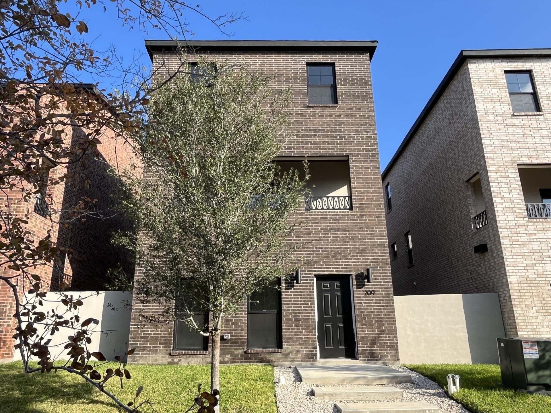 210 Veracruz Dr. Property Photo 1