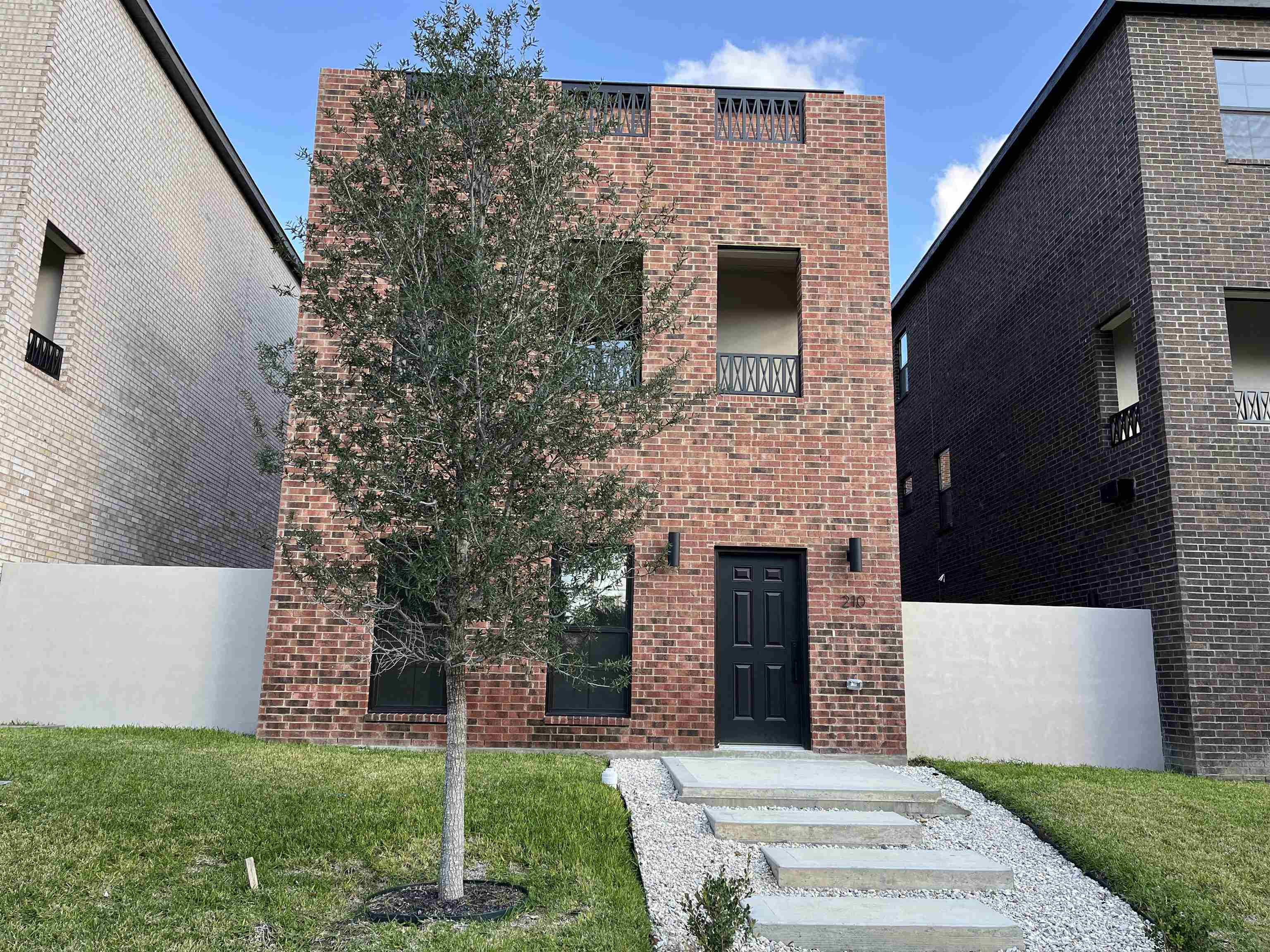 210 Veracruz Dr. Property Photo 1