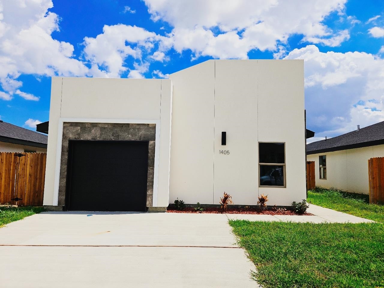 1405 El Caporal Dr. Property Photo 2