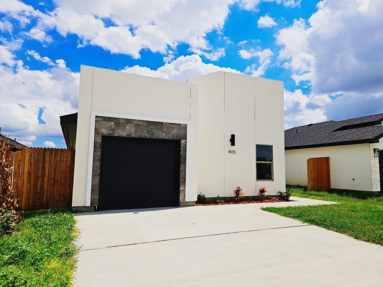 1405 El Caporal Dr. Property Photo 3
