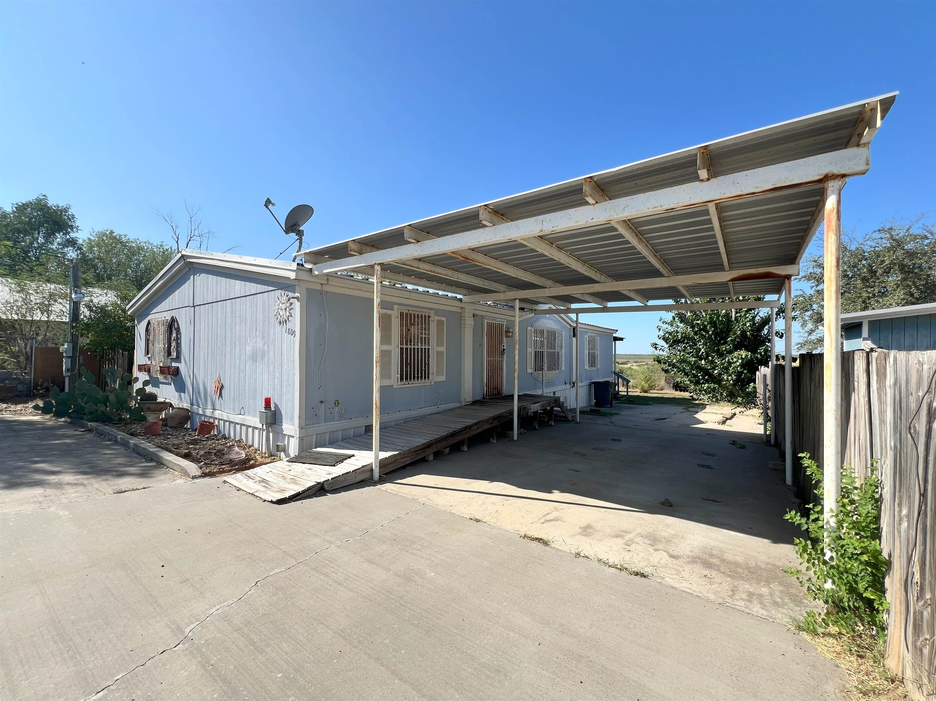 1809 Siesta Ln Property Photo