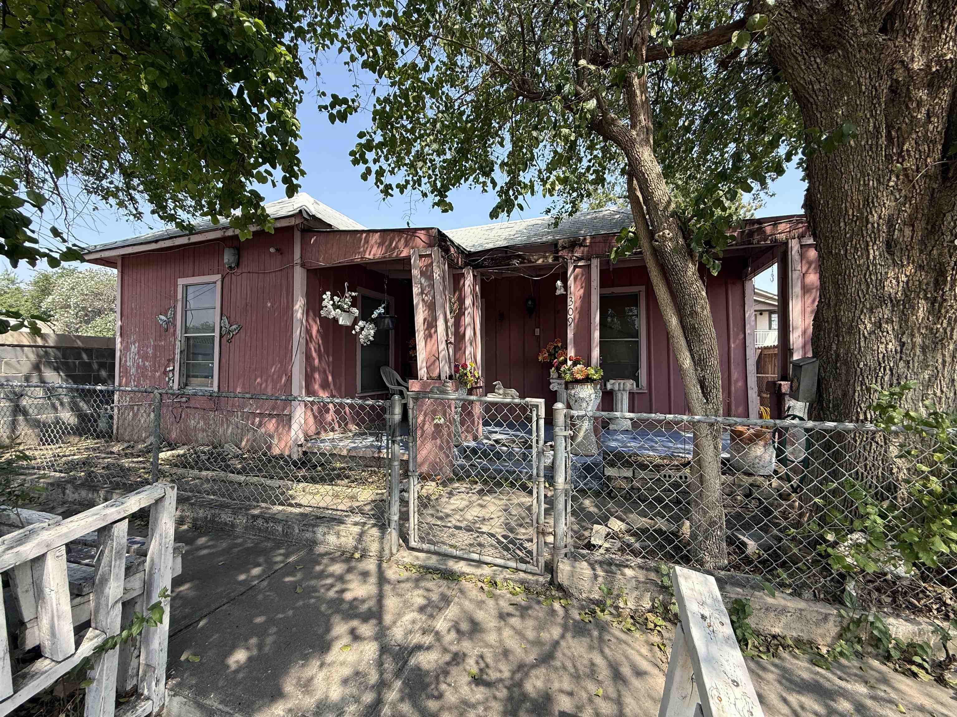 1309 Convent Ave
