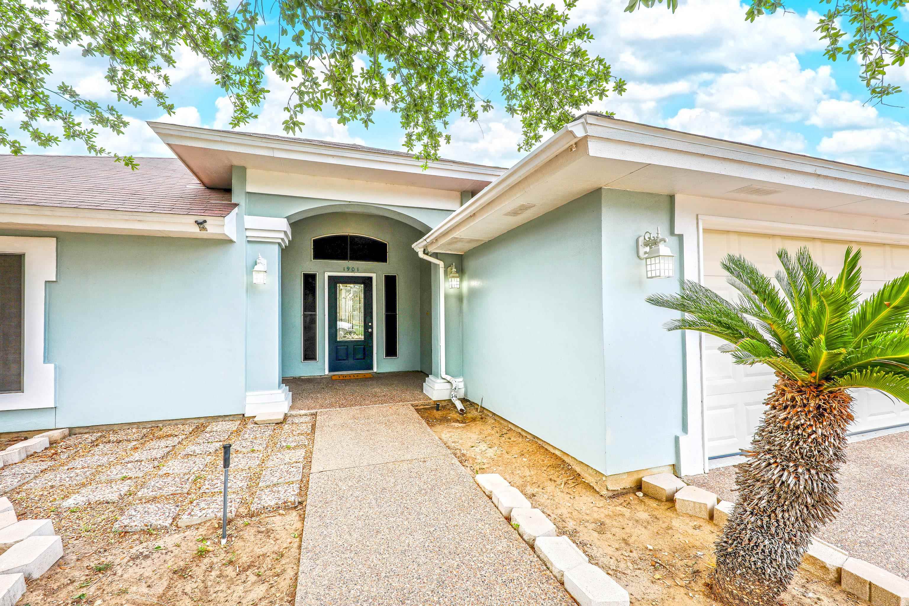 1901 Lemonwood Dr Property Photo 2