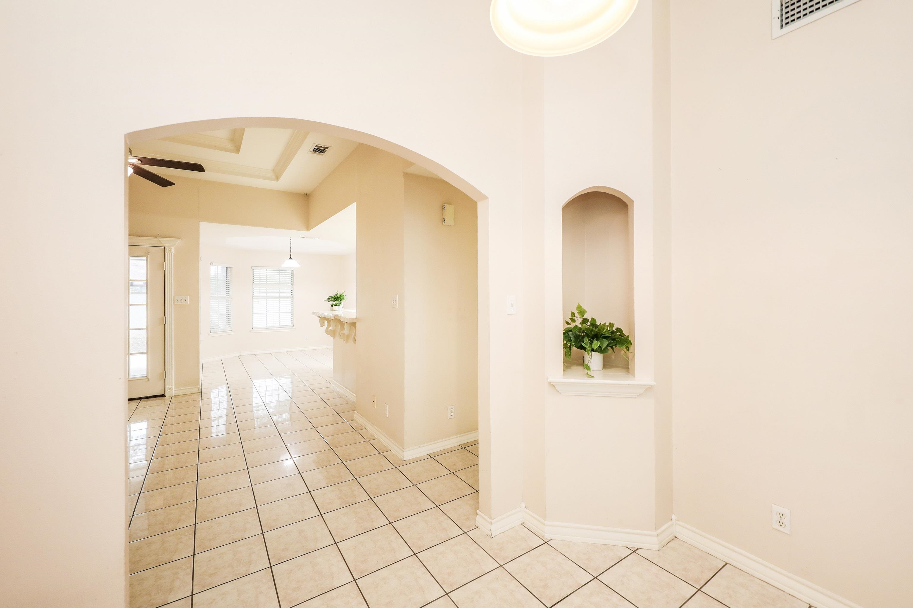 1901 Lemonwood Dr Property Photo 3