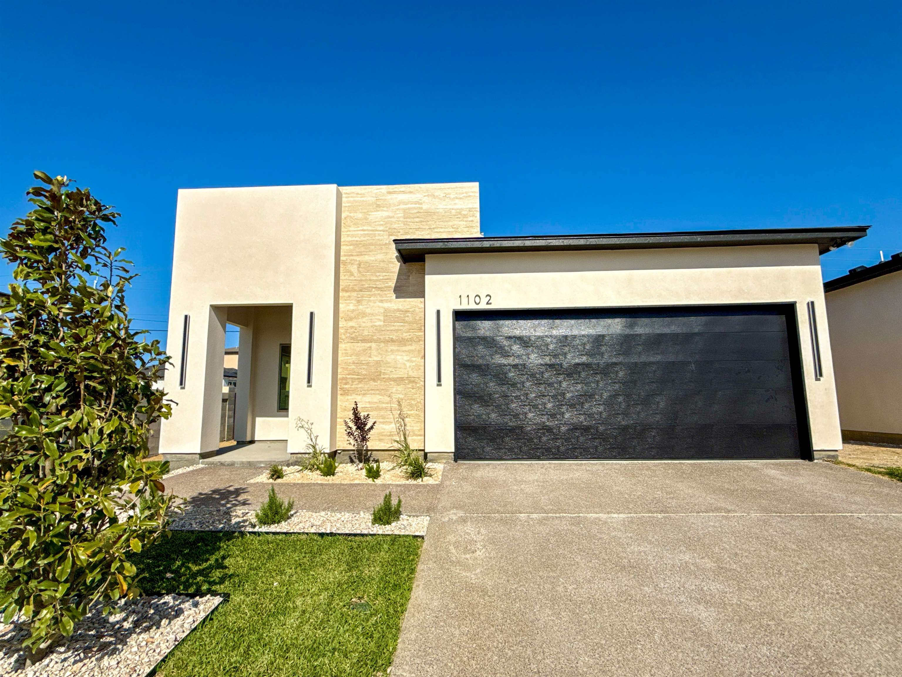 1102 Noyola Loop Property Photo 1