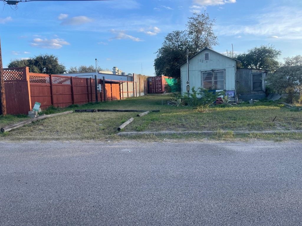 105 W Alvarado St Property Photo 1