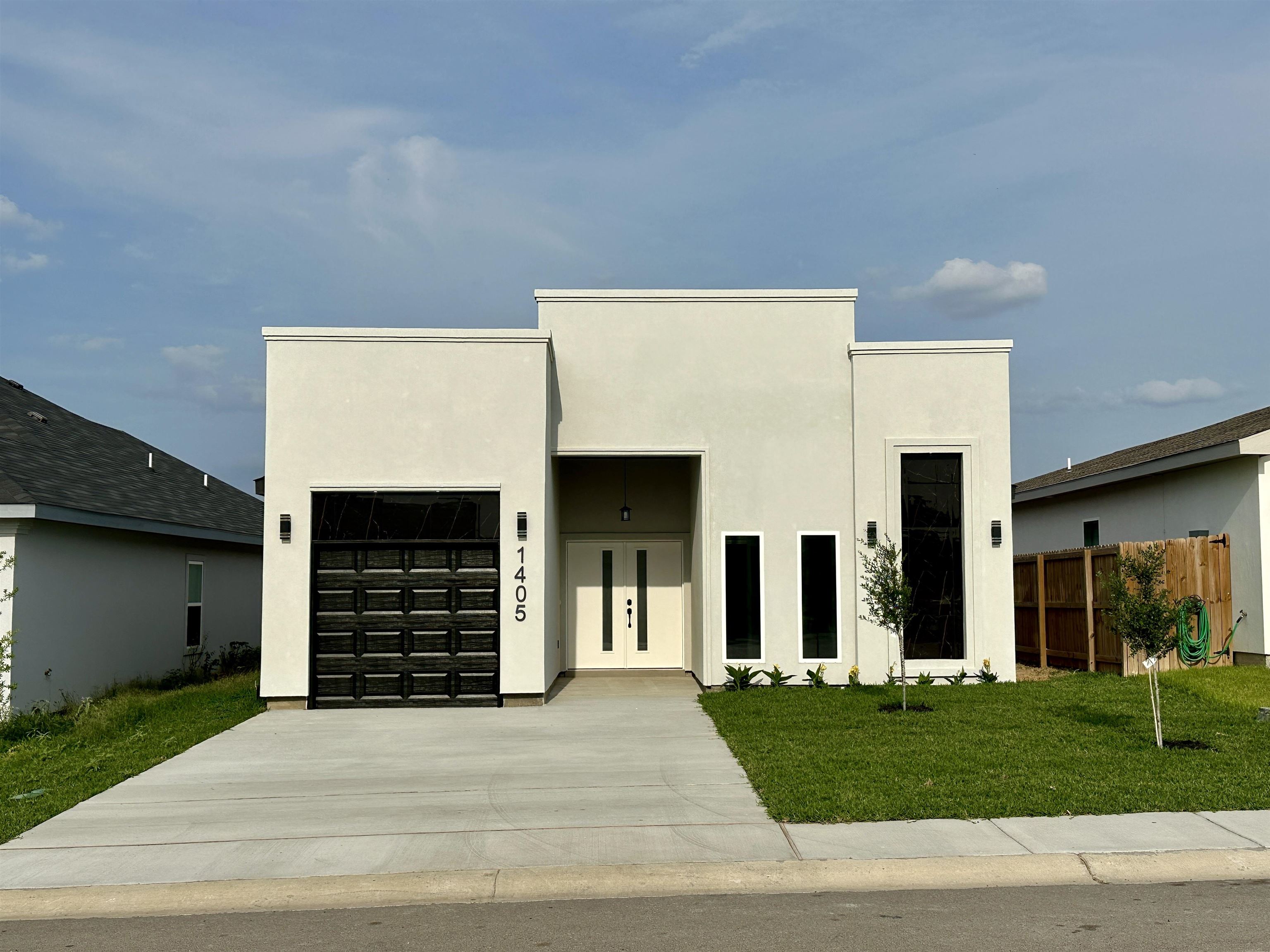 1405 Los Estribos Dr. Property Photo 1