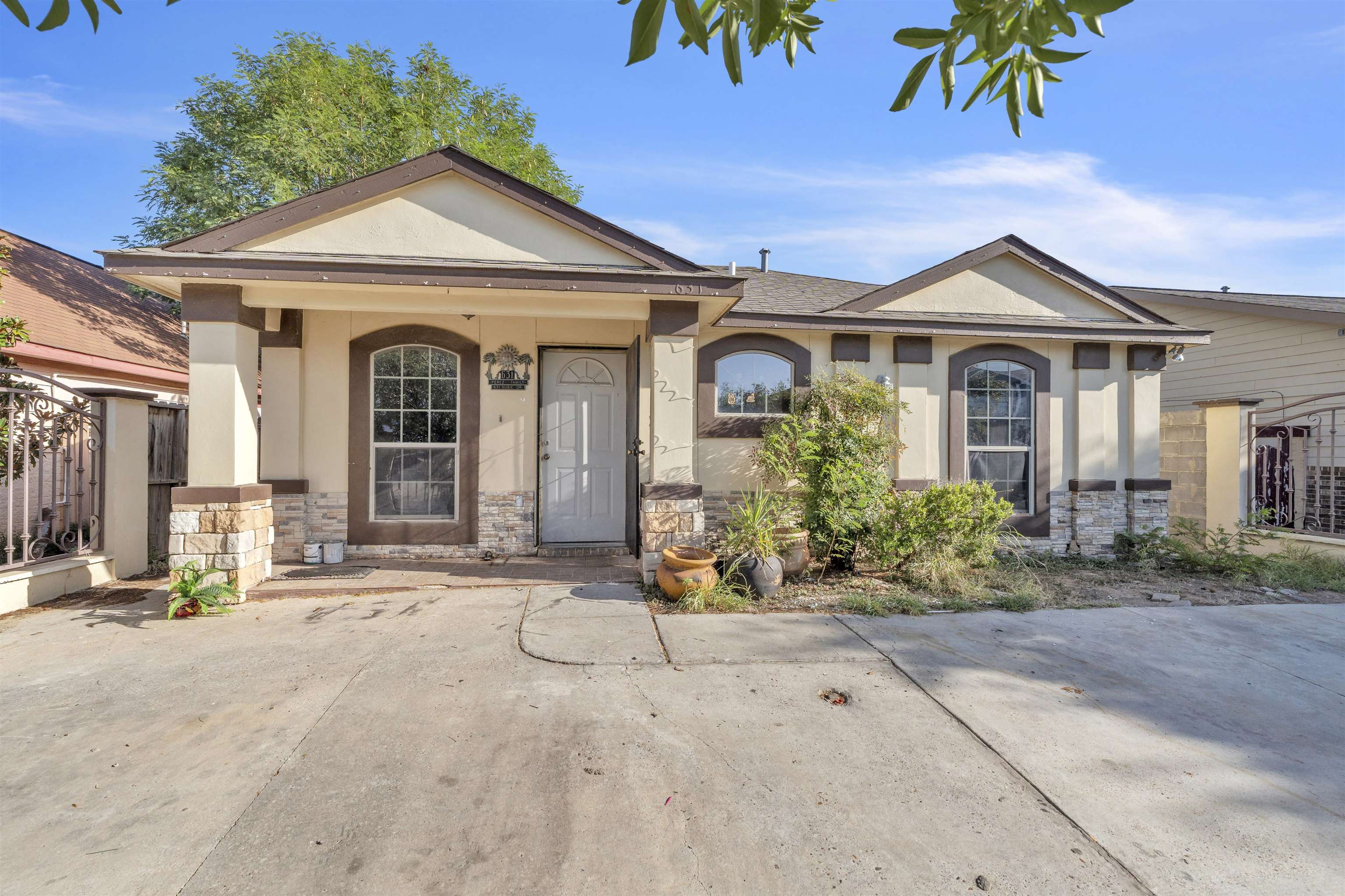 631 Susie Dr Property Photo 1