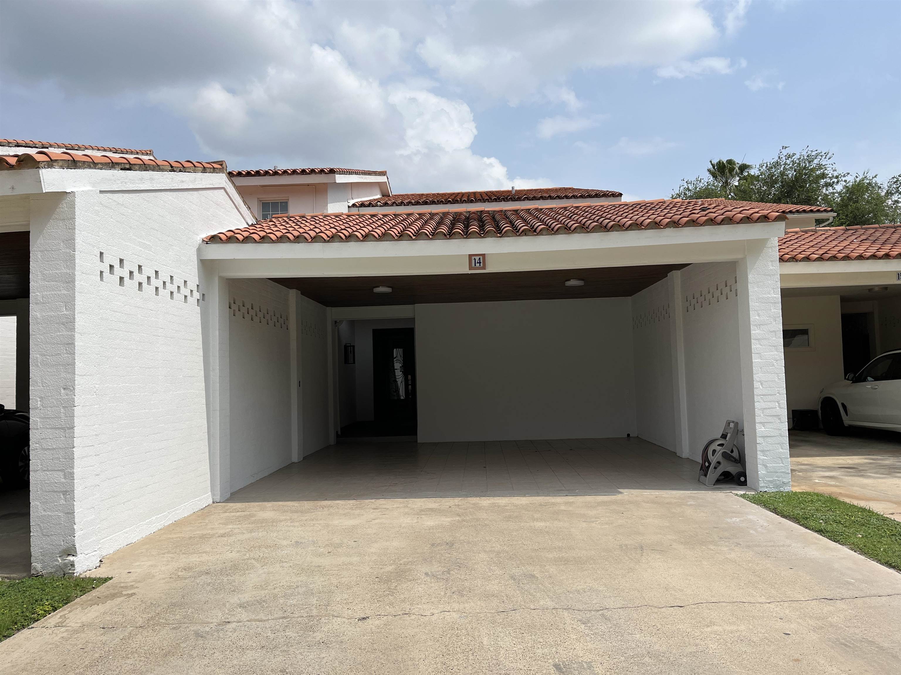 1800 Country Club Dr
