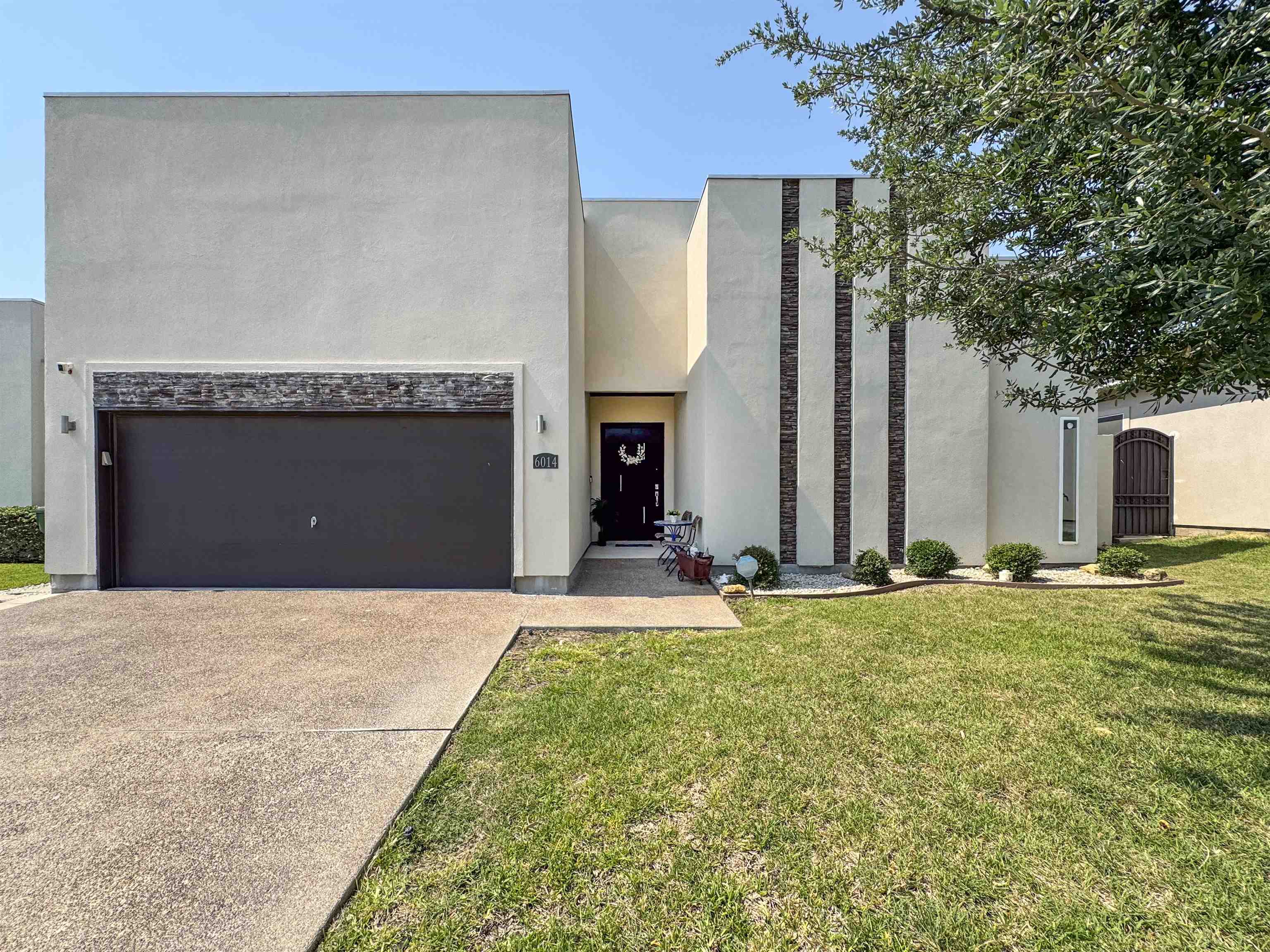 6014 Vero Dr. Property Photo 1