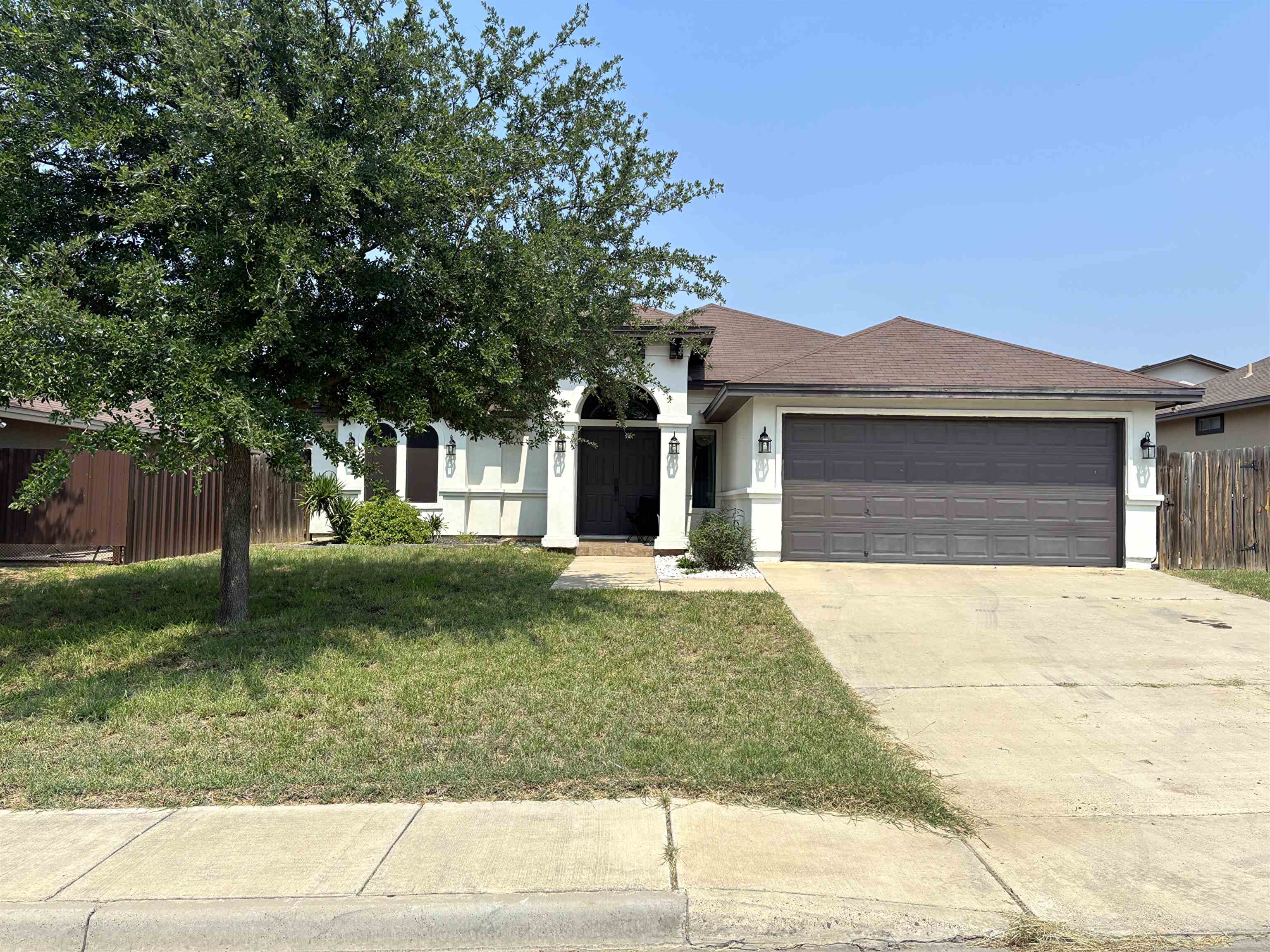 415 Royal Oaks St Property Photo 1