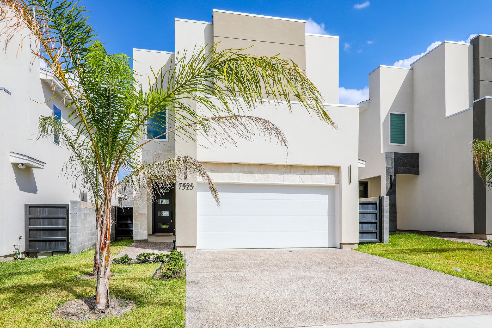 7525 Cresta Bella Street Property Photo 1