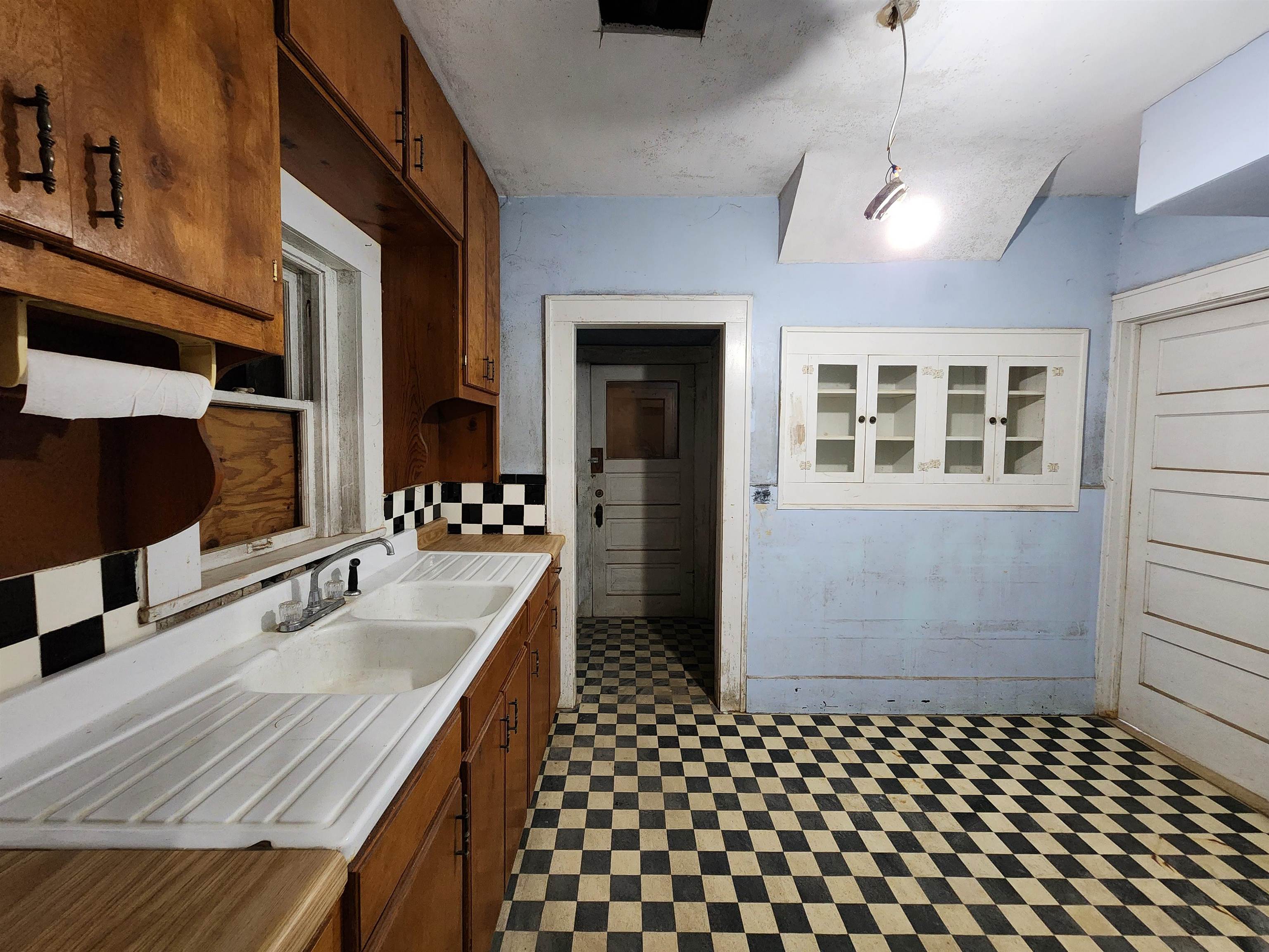 Avenue D Property Photo 8