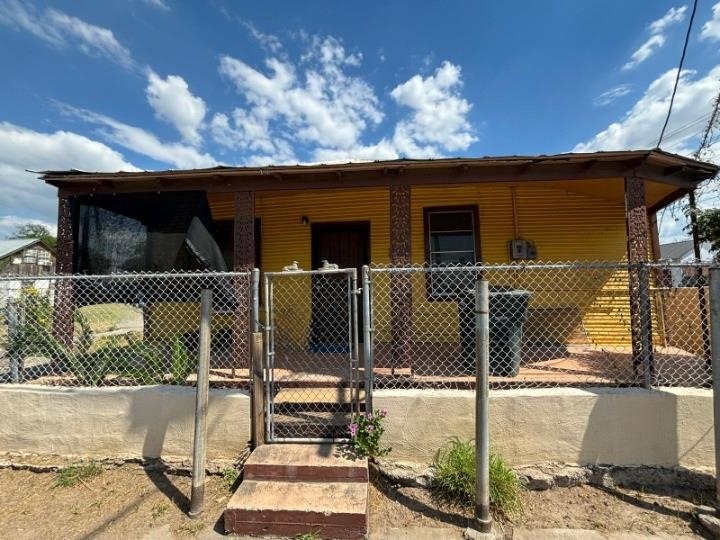 201 Vidaurri Ave Property Photo 1