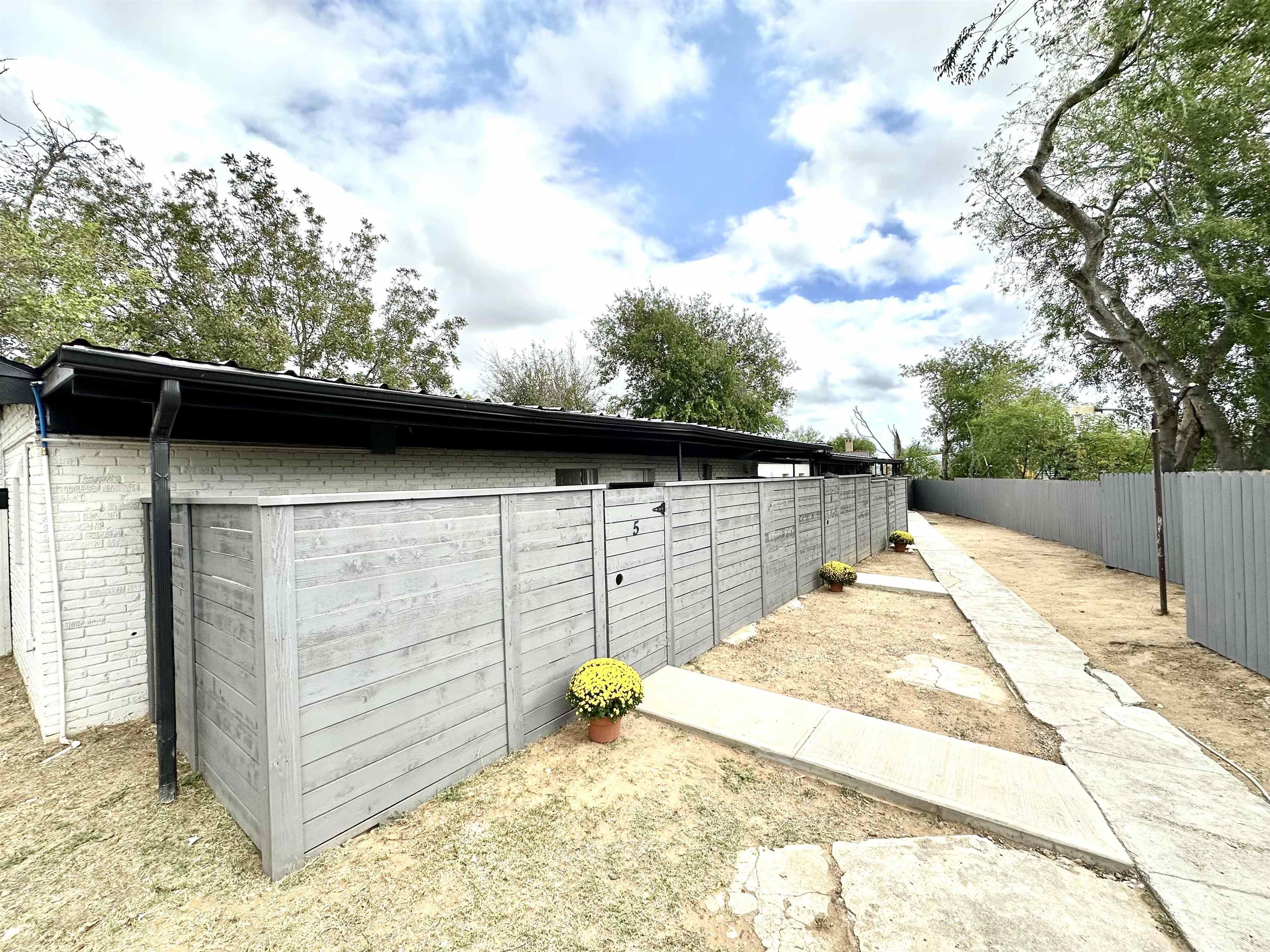 1411 N Ejido Ave