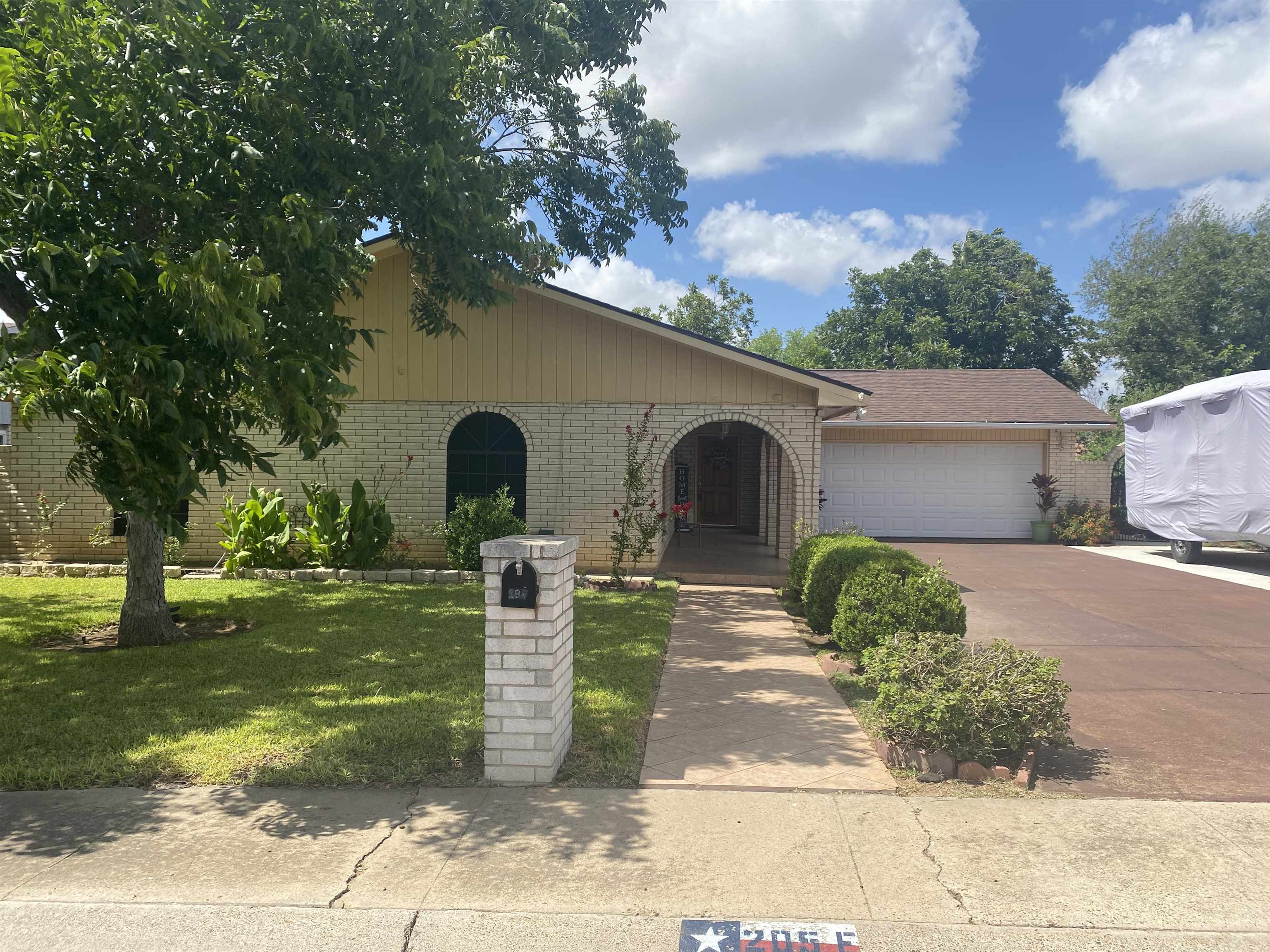 205 E Mayberry St Property Photo 1
