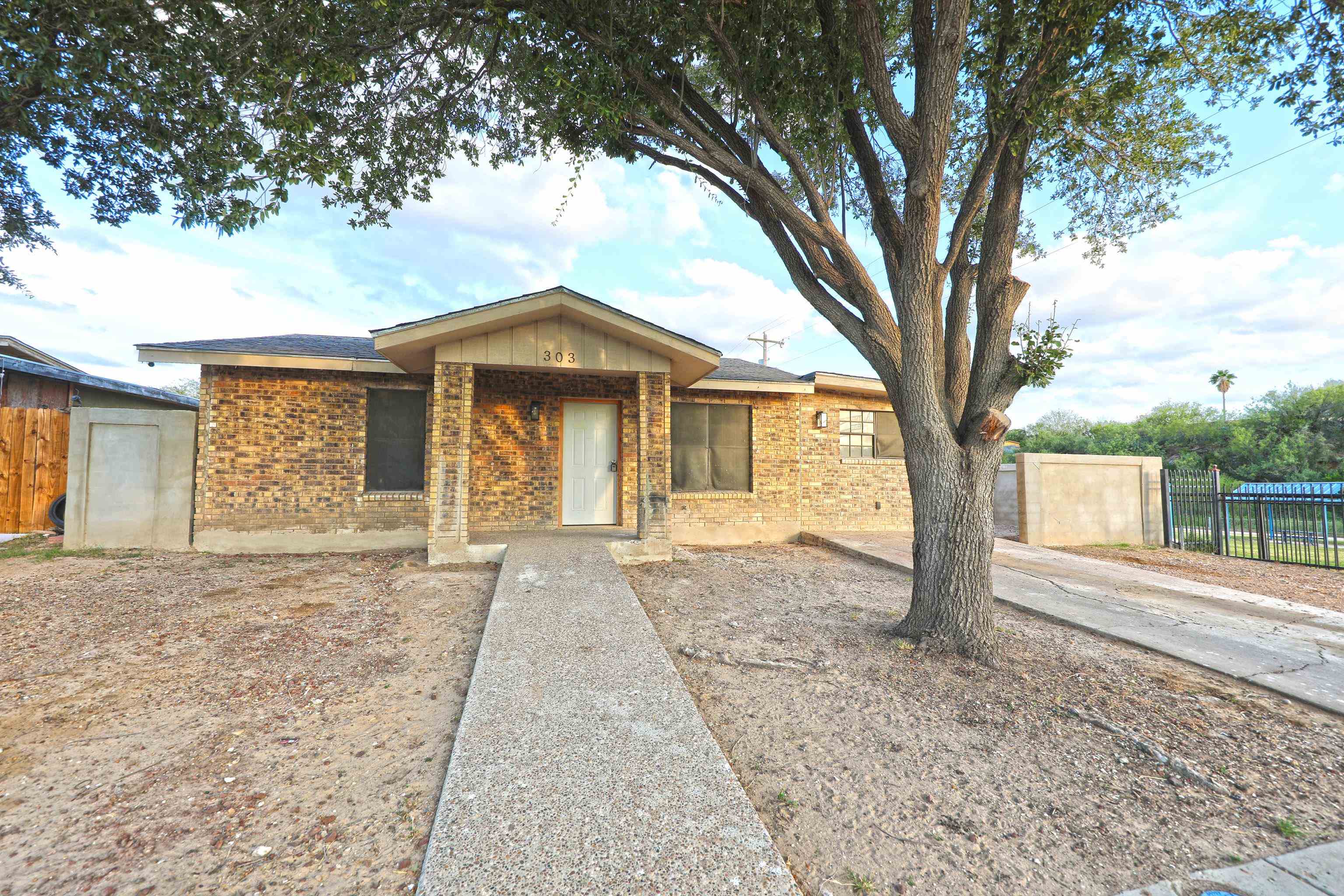 303 Plaza Ln Property Photo 1