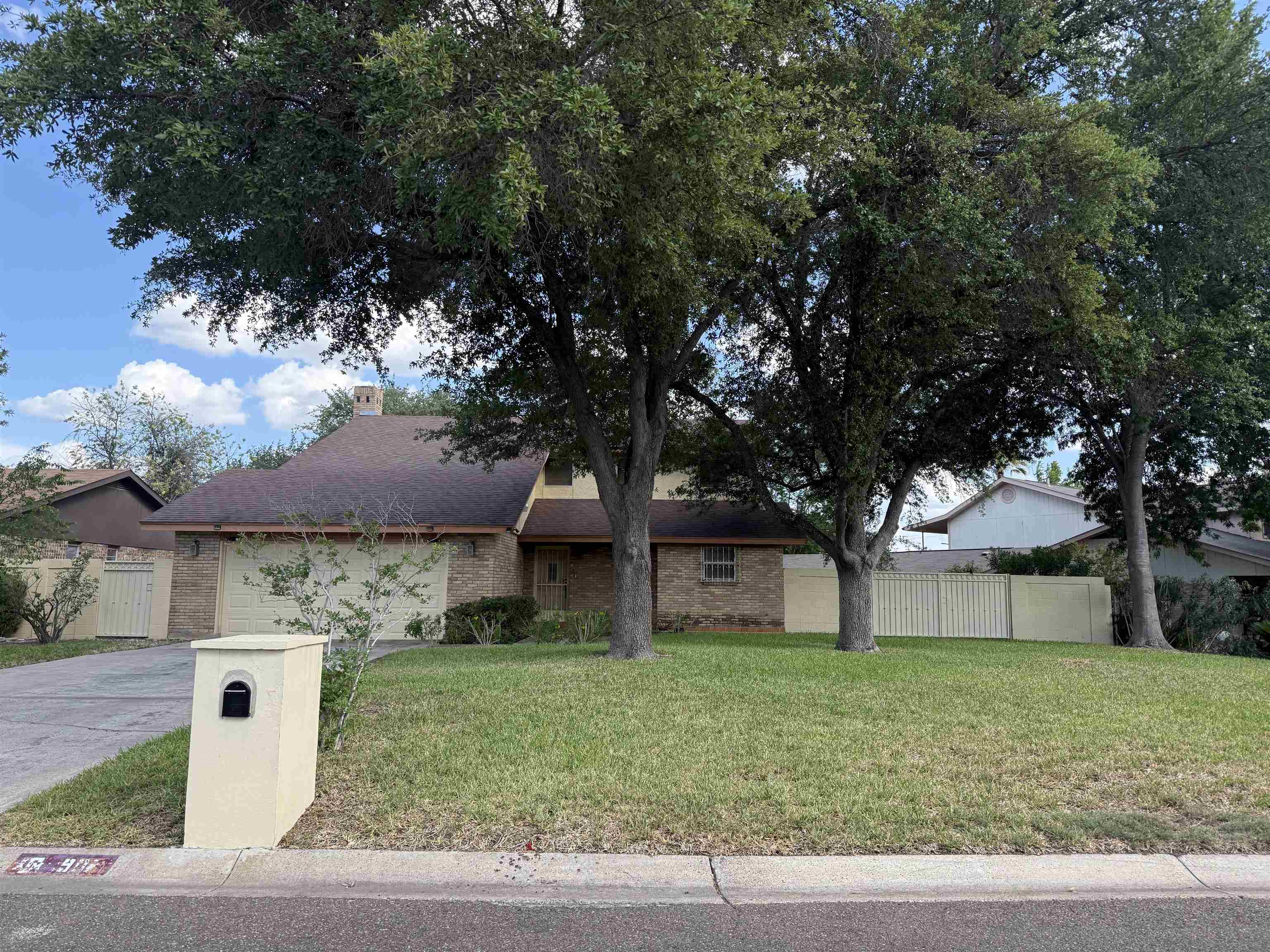 901 Eden Ln