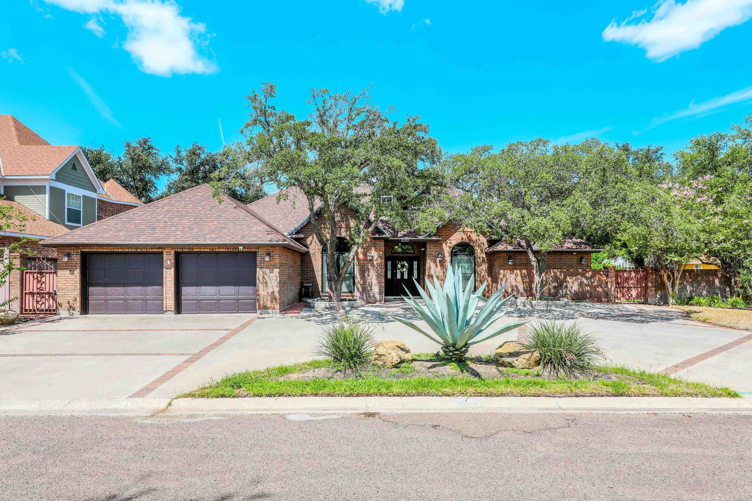 1010 Faldo Dr Property Photo 1
