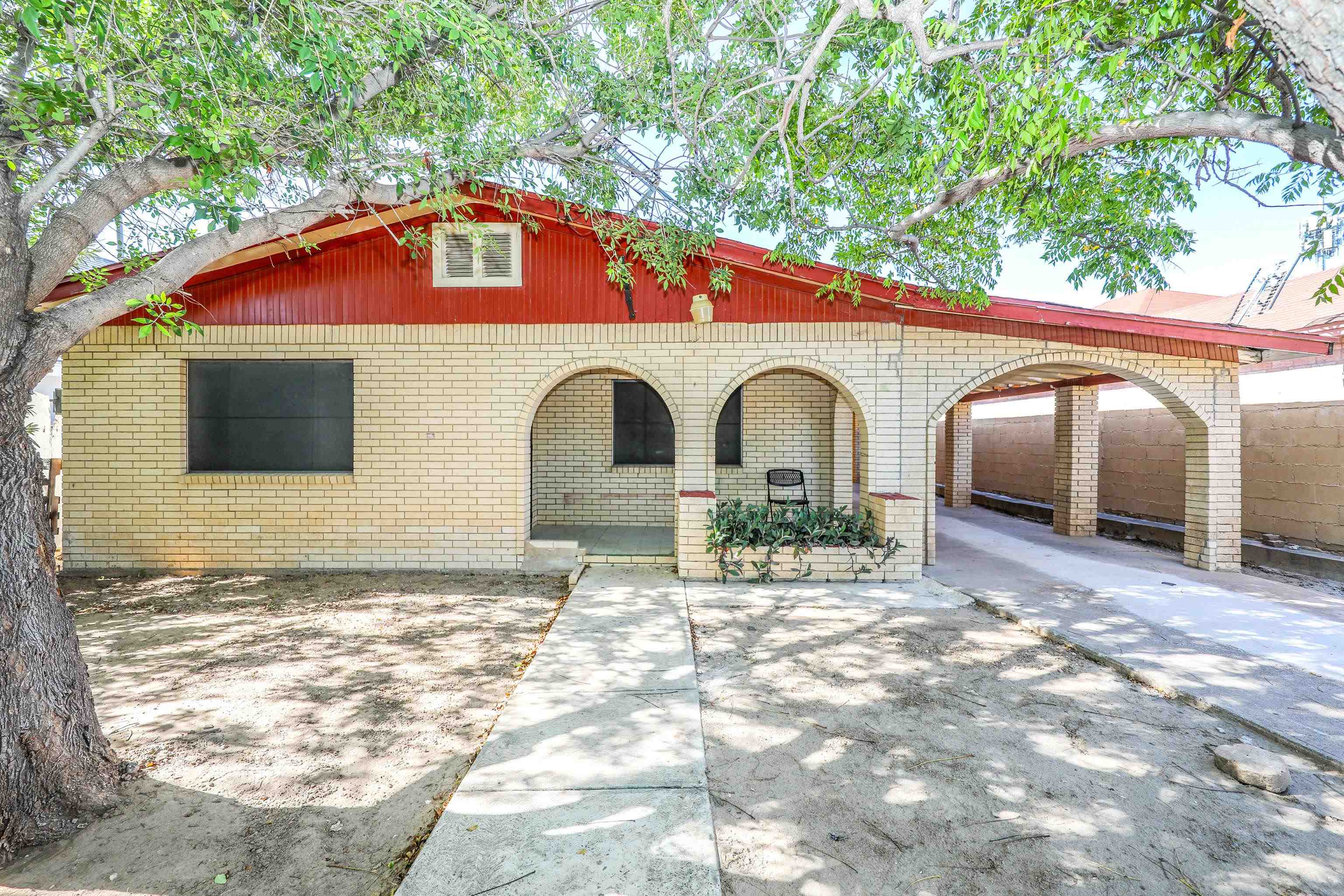 318 W Travis St Property Photo 1