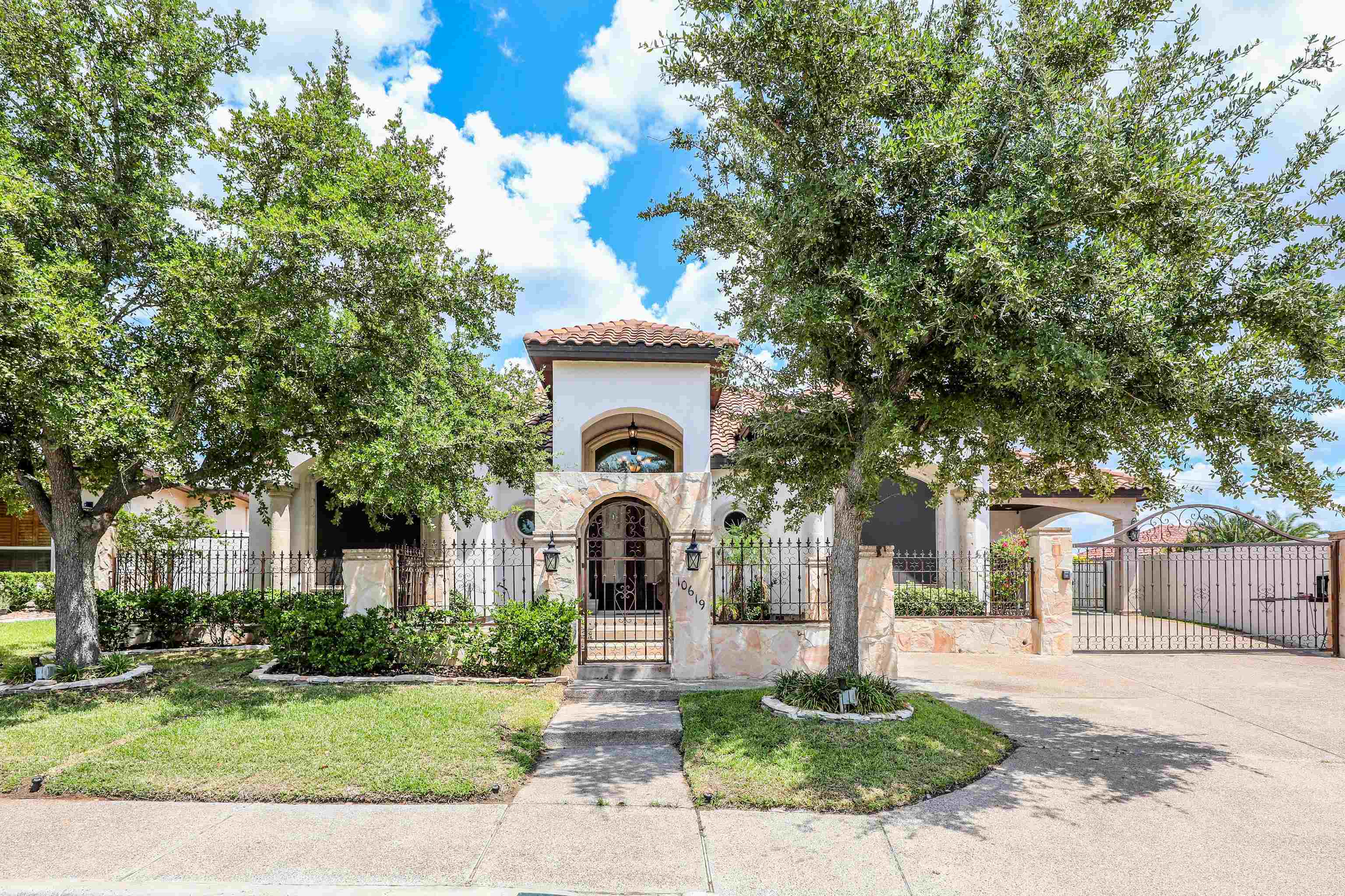 10619 Kirby Dr Property Photo 1