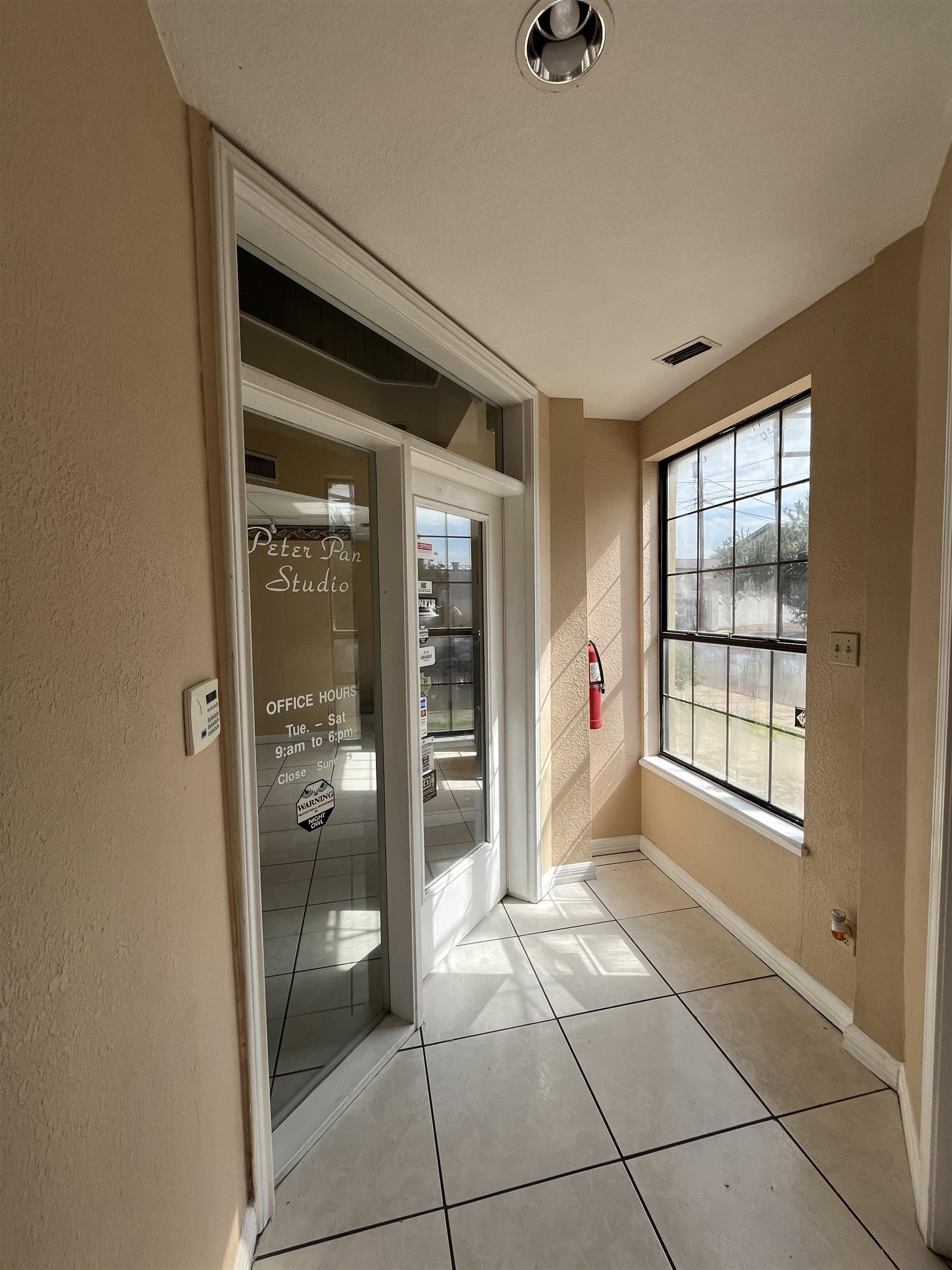102 W Calton Rd Property Photo 4