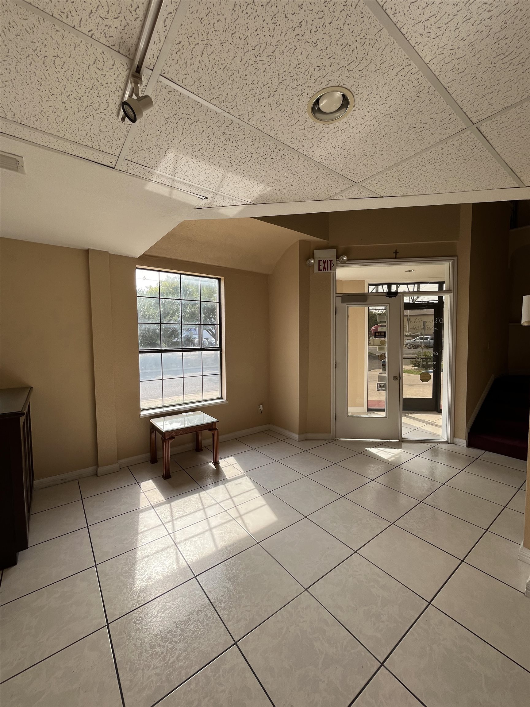 102 W Calton Rd Property Photo 6