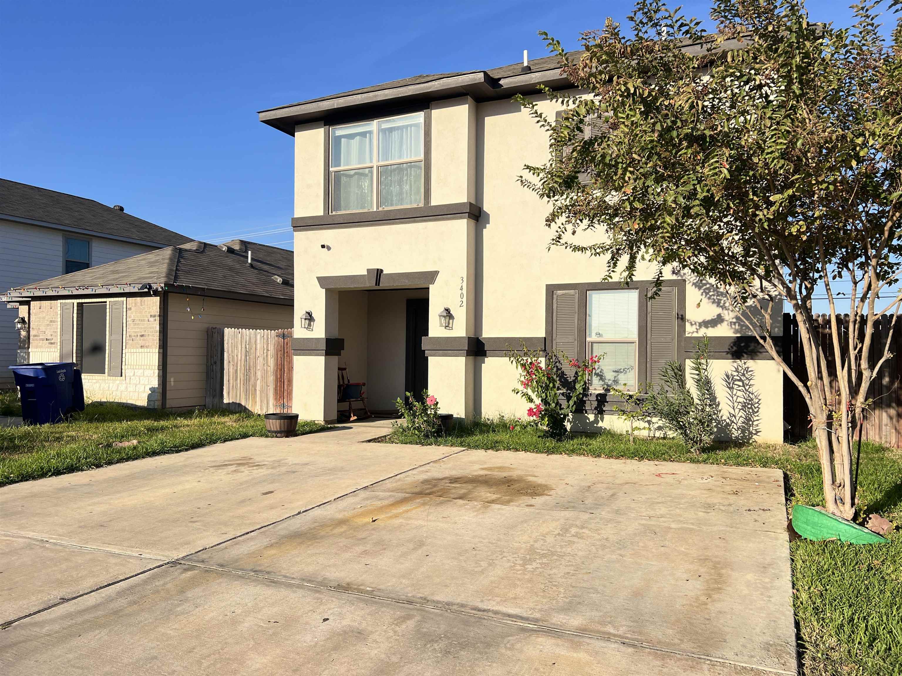3402 La Terraza Way Property Photo 2