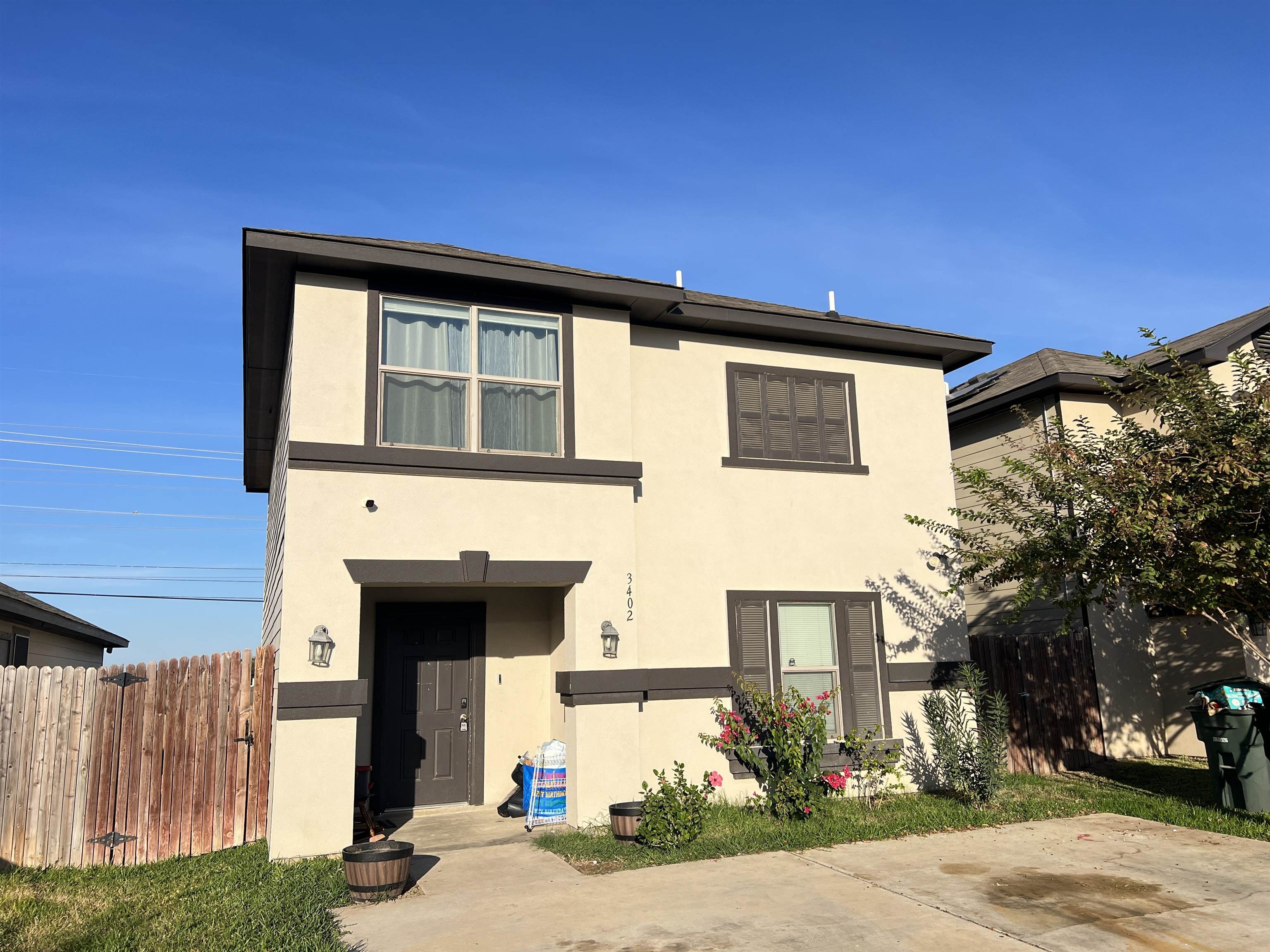 3402 La Terraza Way Property Photo 3