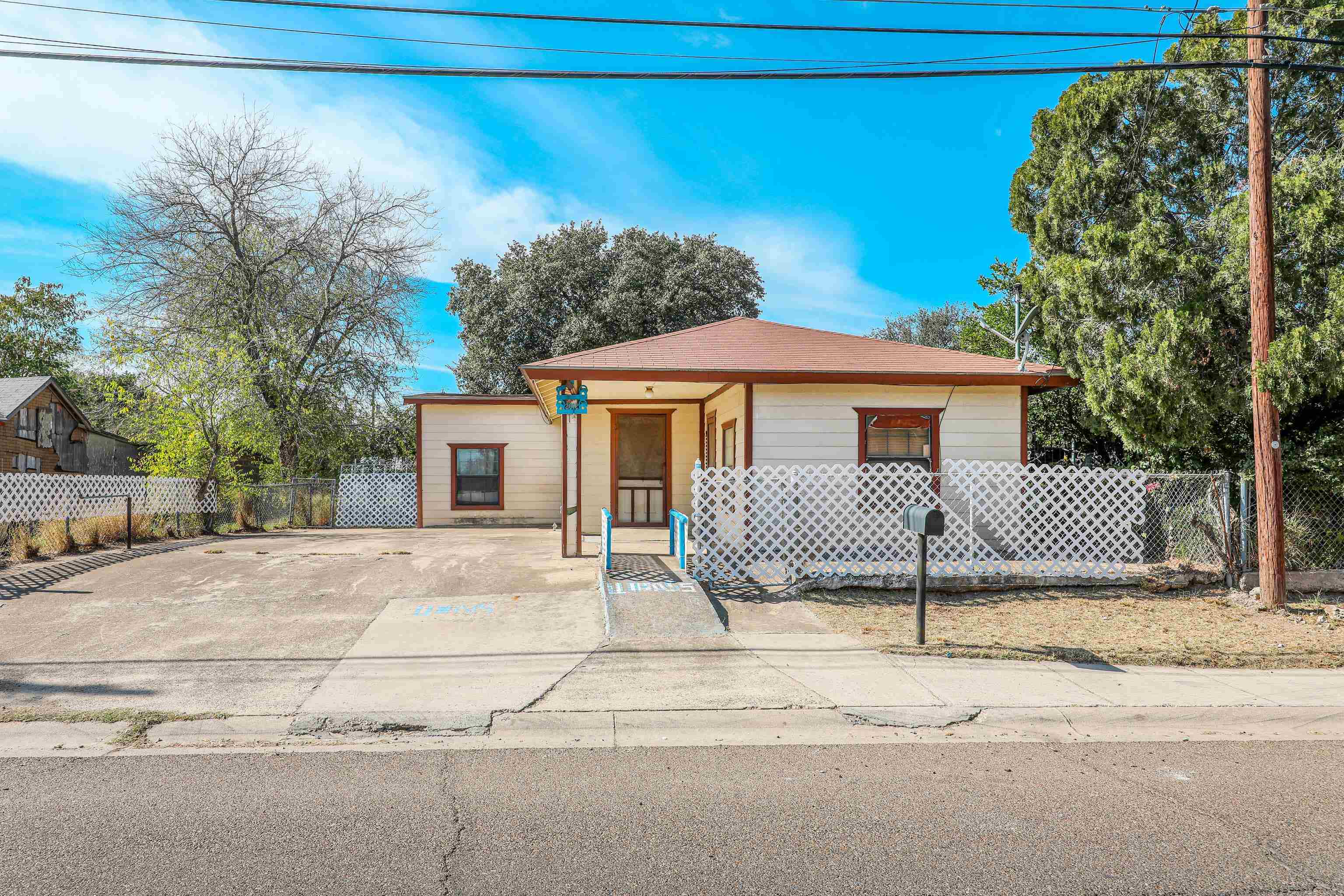 2612 Main Ave Property Photo 1
