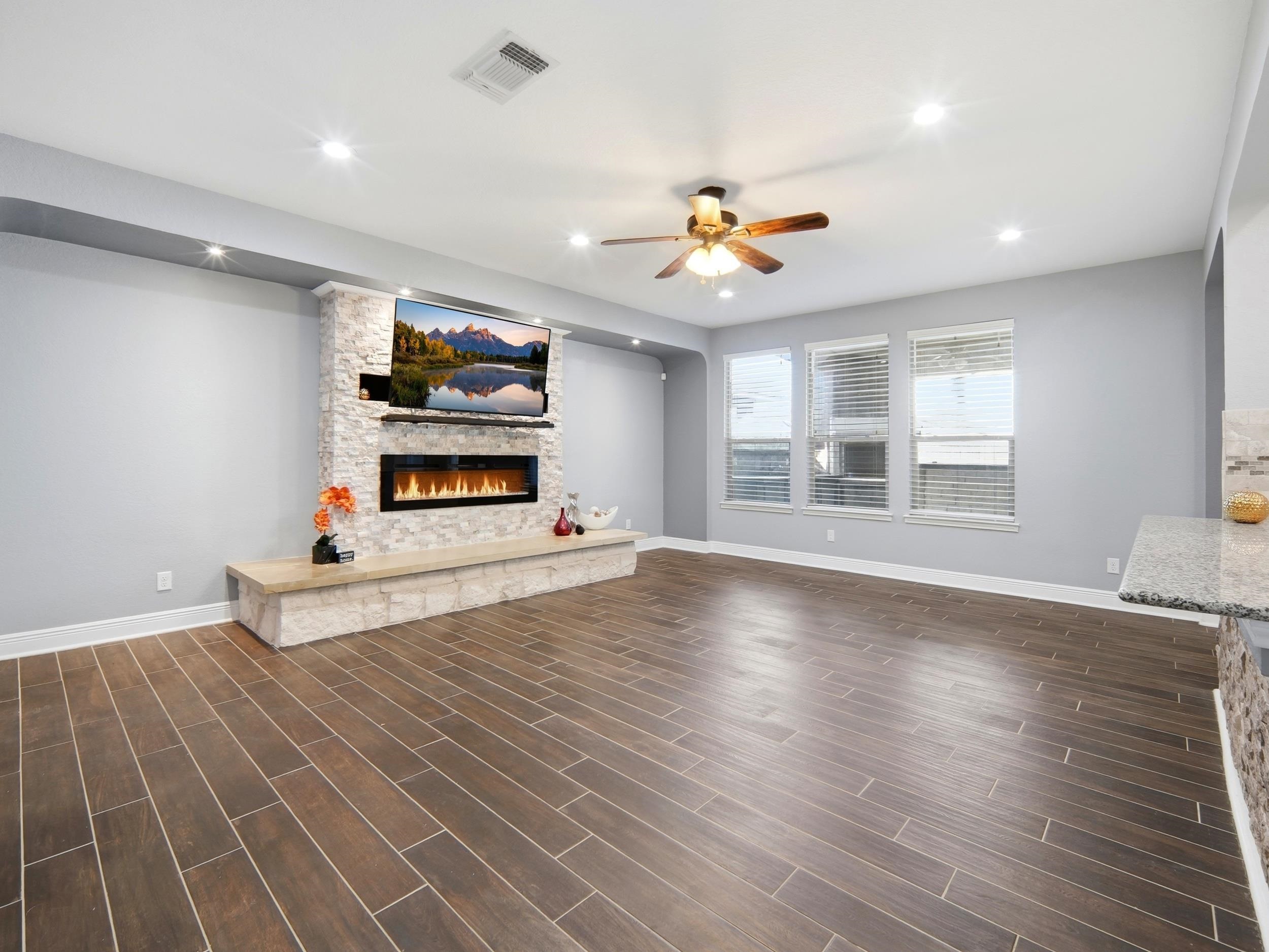4431 Oak Roset Property Photo 9