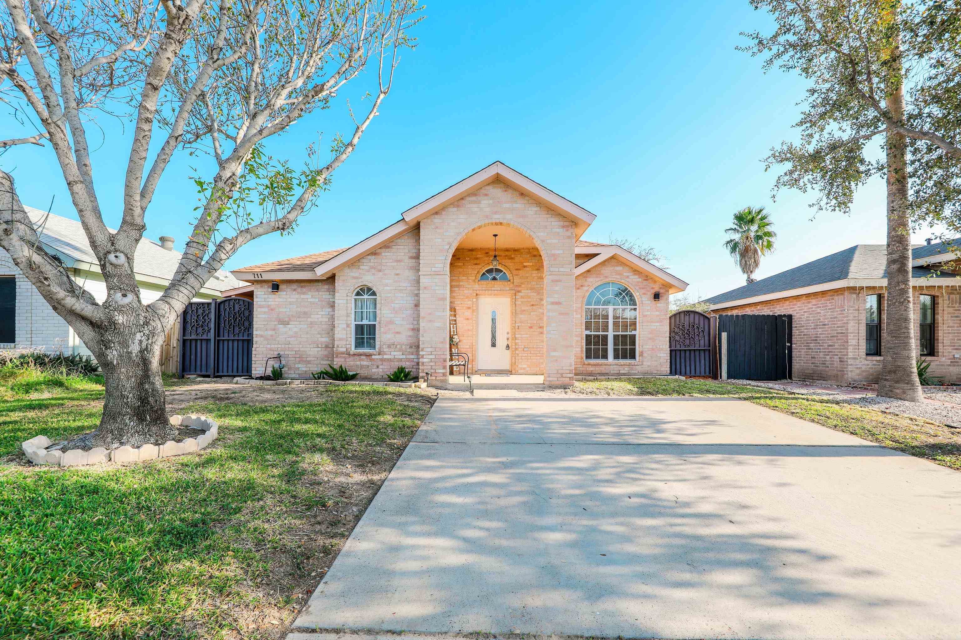 711 Royal Palm Dr Property Photo 1