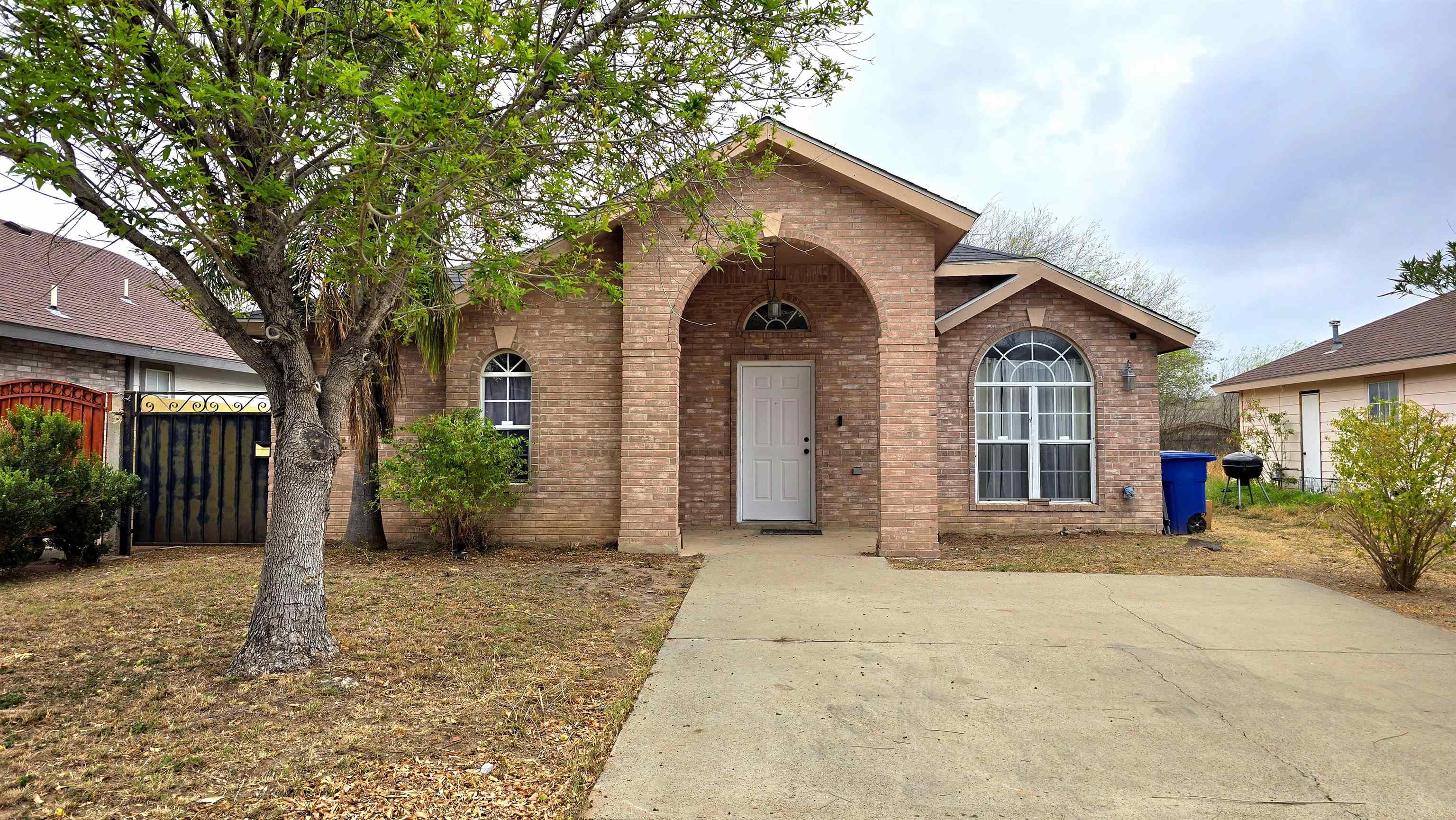 737 Royal Palm Dr Property Photo 1
