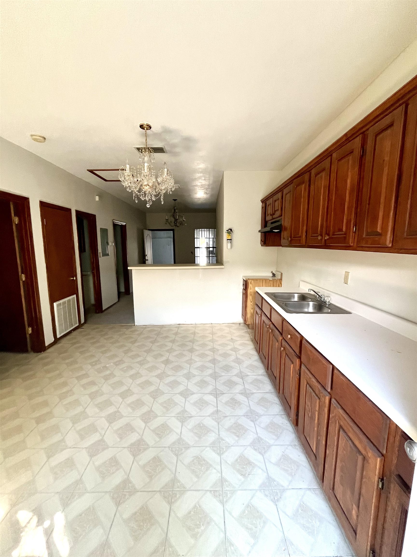 1619 Convent Ave Property Photo 4