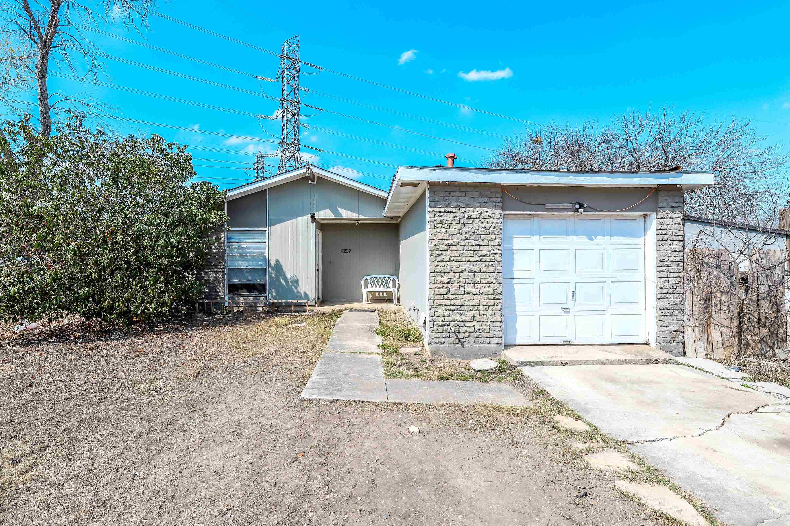 8207 Glen Fox Property Photo 1